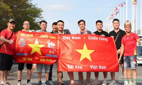 Cổ động viên vượt hàng trăm km tiếp lửa cho đội tuyển nữ Việt Nam tại bán kết SEA Games 33