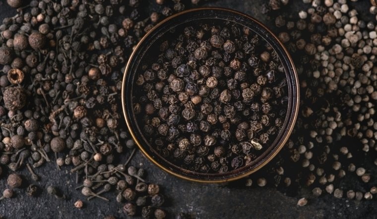 Giá tiêu hôm nay 26/11/2025: Thị trường tăng nhẹ do mưa lũ kéo dài