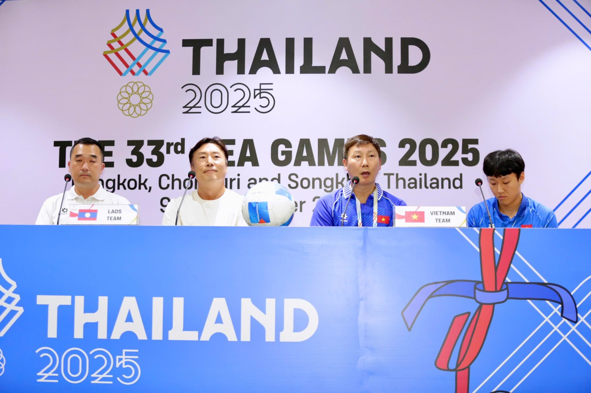 HLV Kim Sang Sik tham dự buổi họp báo trước thềm các trận đấu tại Bảng B, môn bóng đá nam SEA Games 33