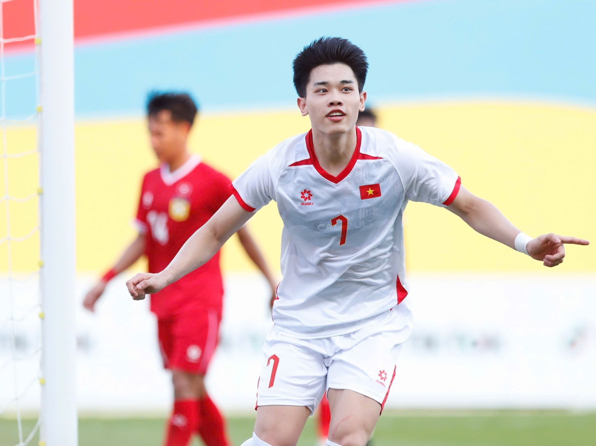 Đội tuyển U22 Việt Nam khởi đầu thuận lợi tại SEA Games 32 với chiến thắng 2-1 trước U22 Lào, tiền đạo Đình Bắc toả sáng với cú đúp bàn thắng.