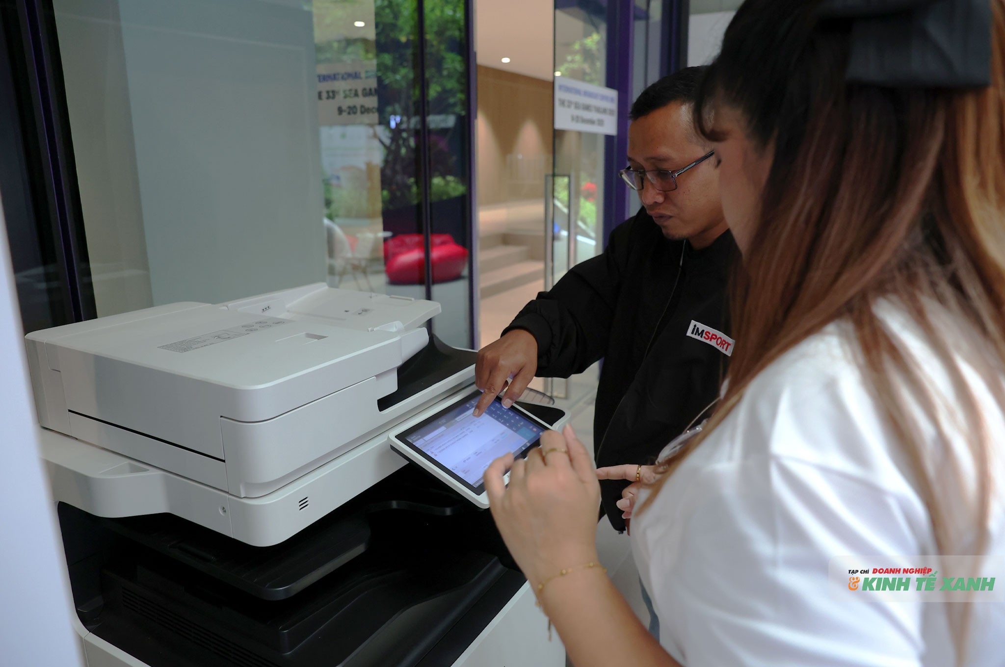 Không khí làm việc tập trung bên trong trung tâm Truyền hình quốc tế tại SEA Games 33.