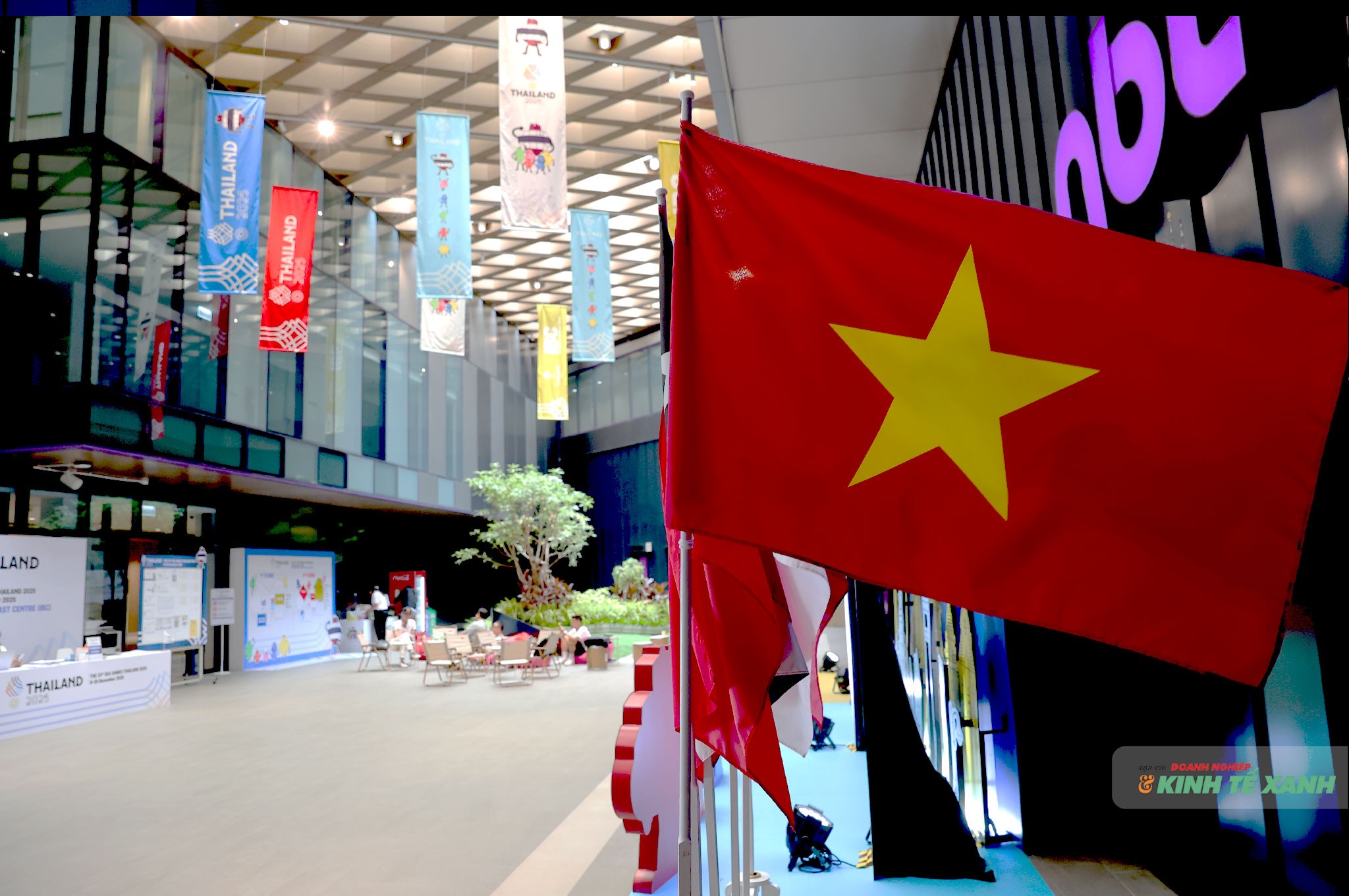 Quốc kỳ Việt Nam cùng các quốc gia khác trong khu vực Đông Nam Á tung bay tại IBC.
