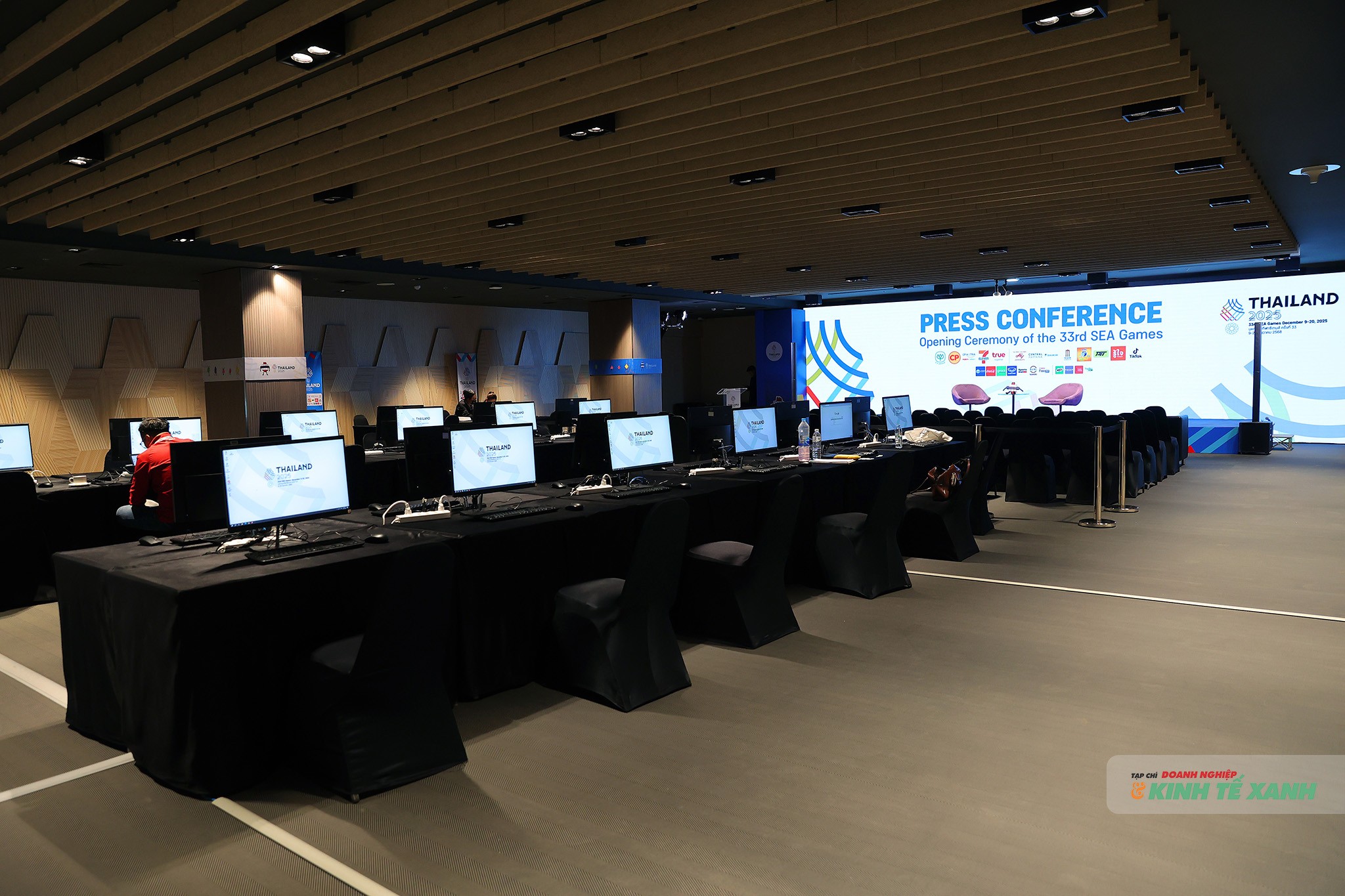 Hệ thống máy tính cùng interntet tốc độ cao được trang bị, hỗ trợ đội ngũ truyền thông.