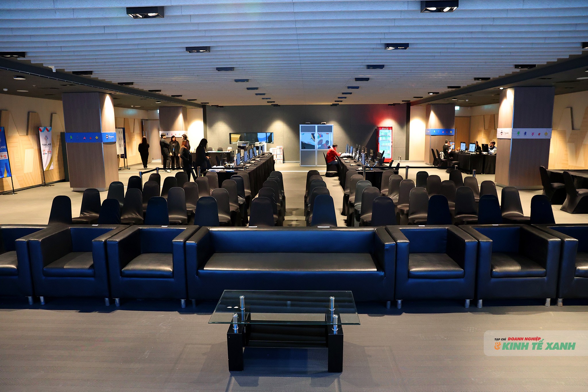 Toàn cảnh phòng họp báo và khu vực tác nghiệp của phóng viên tại MPC