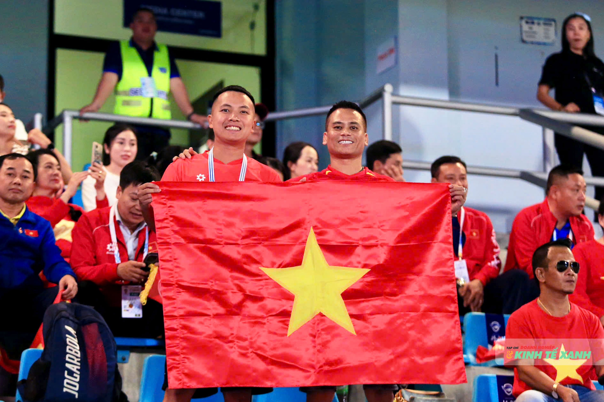 Khán giả có mặt trên sân vận động Chonburi tiếp lửa cho thầy trò huấn luyện viên Mai Đức Chung