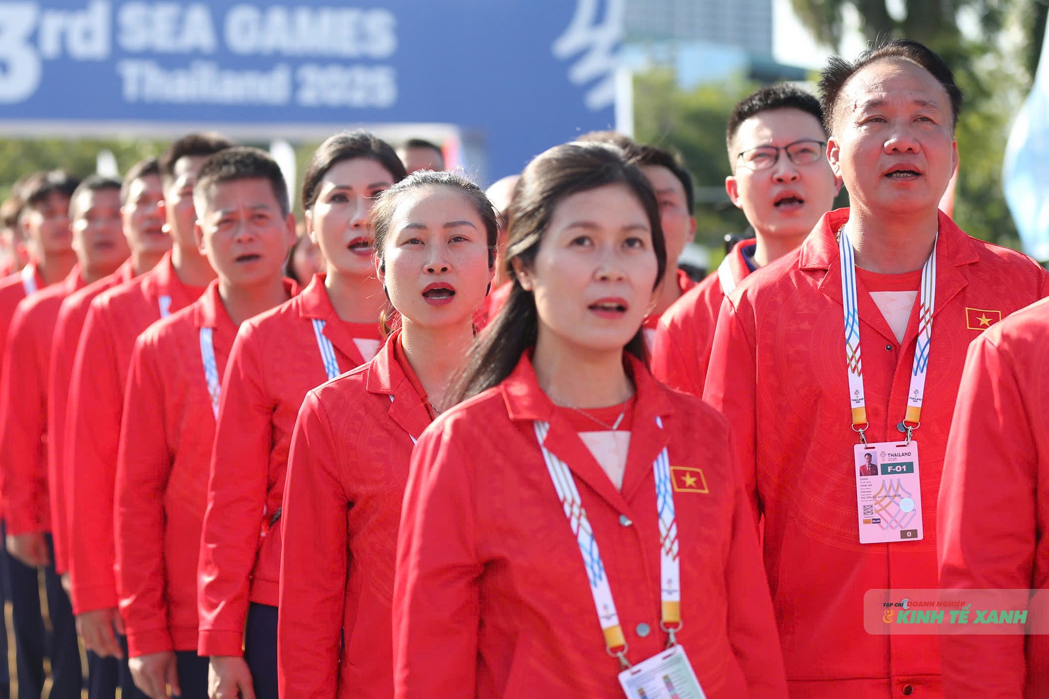 Các vận động viên, huấn luyện viên xúc động, hát Quốc ca Việt Nam đầy tự hào trong nghi thức Thượng cờ của đoàn thể thao Việt Nam.