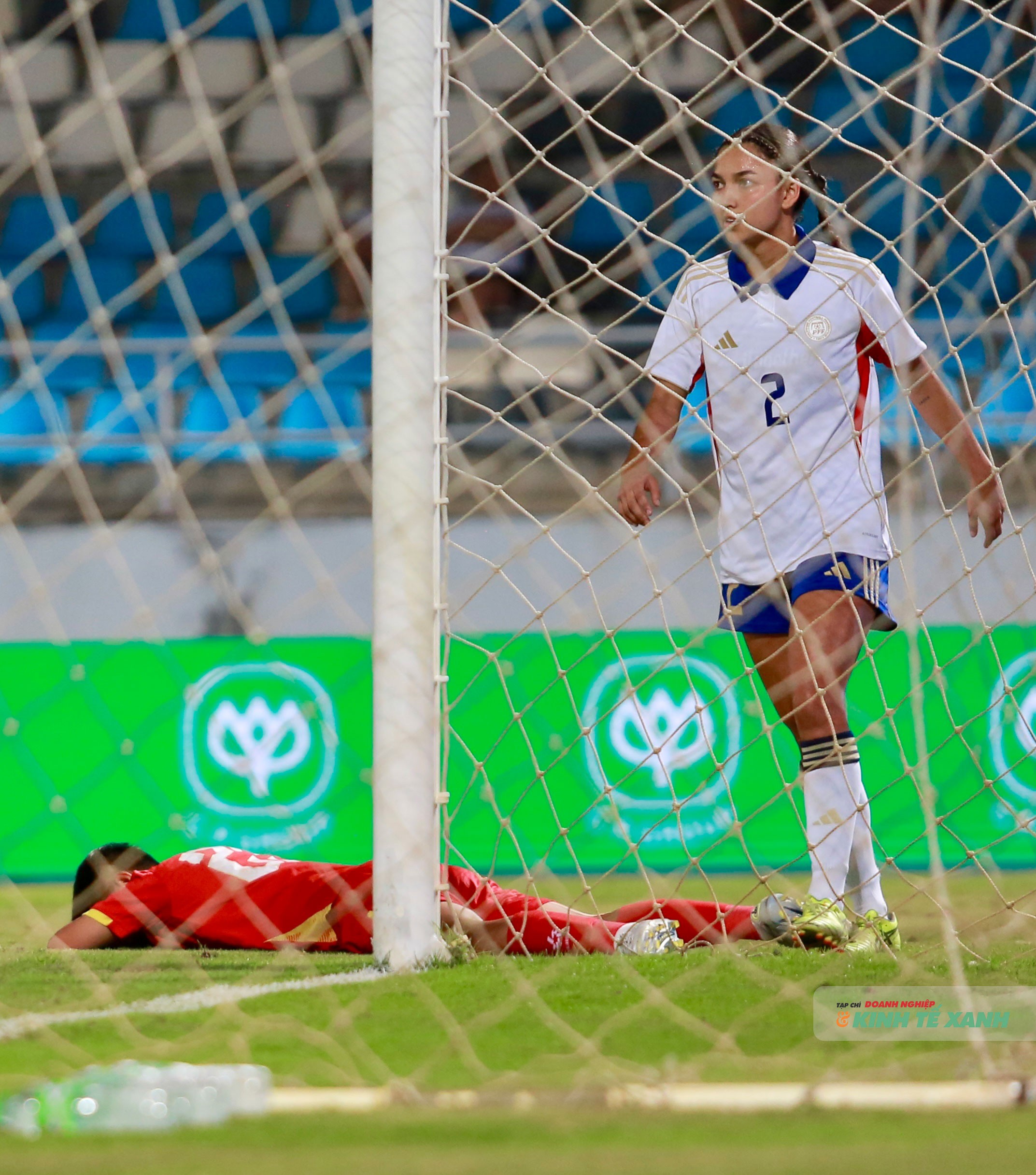 Đội tuyển nữ Việt Nam phải nhận bàn thua đáng tiếc ở những phút bù giờ.