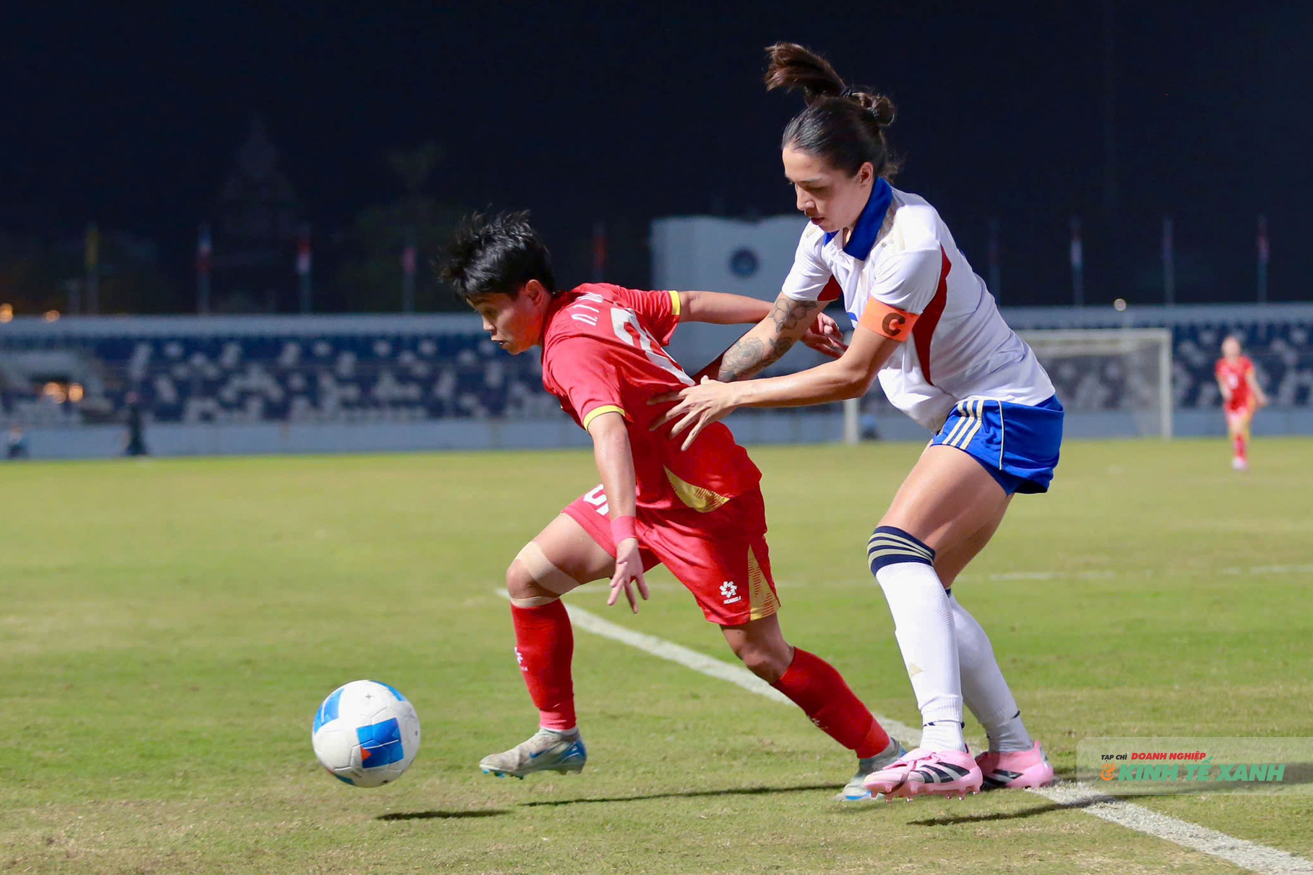 Đội tuyển nữ Việt Nam chủ động đẩy cao đội hình, triển khai tấn công nhằm tìm kiếm bàn thắng.