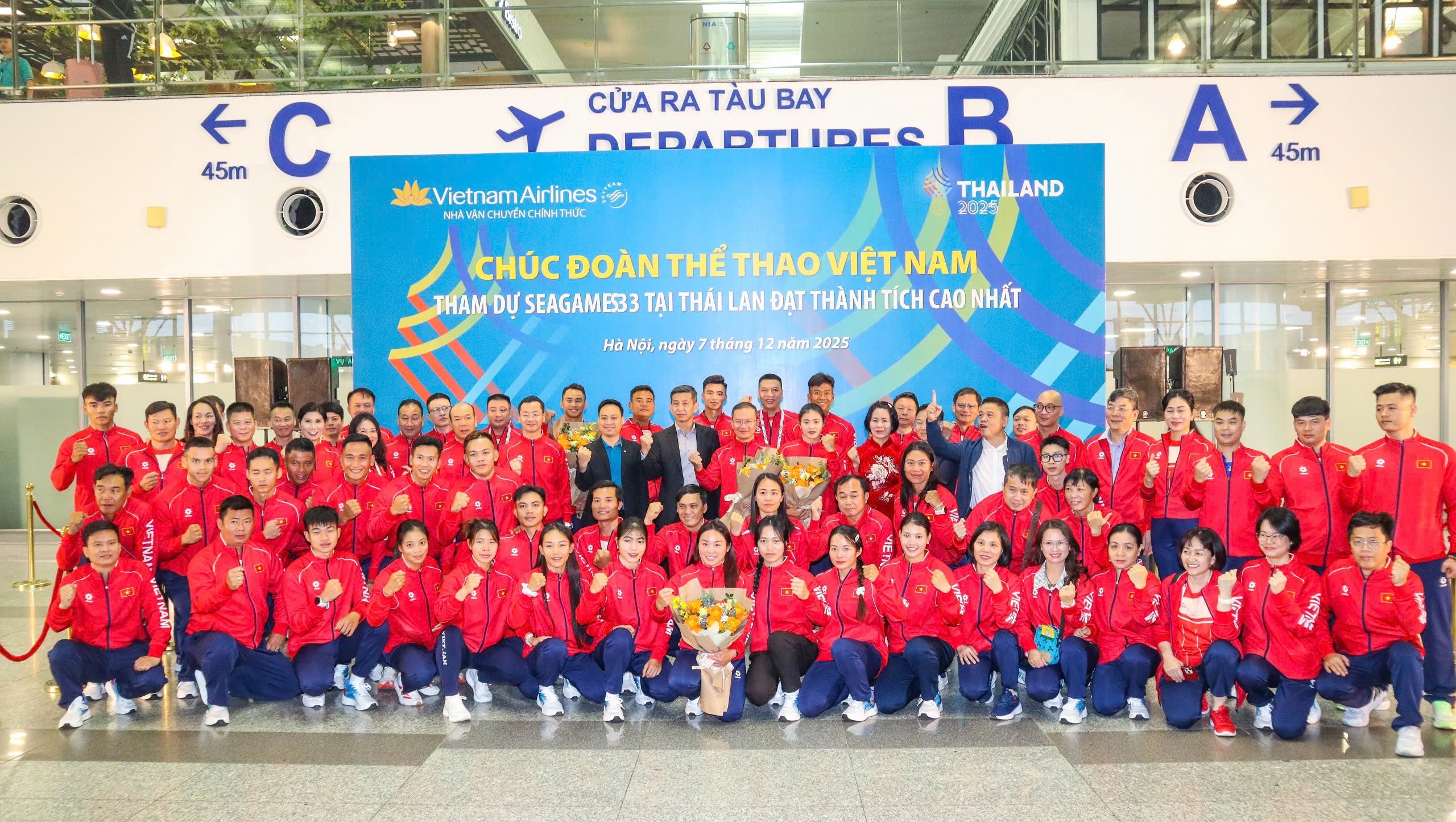 Đoàn Thể thao Việt Nam lên đường sang Thái Lan tham dự SEA Games 33 vào sáng ngày 07/12 tại sân bay quốc tế Nội Bài (Ảnh: Bộ Văn hóa, Thể thao và Du lịch).