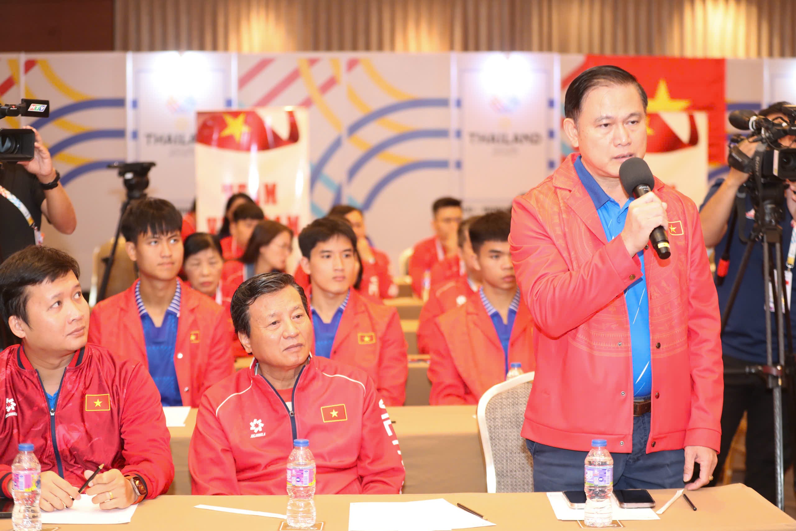 Phó Chủ tịch Liên đoàn bóng đá Việt Nam, lãnh đội U22 Việt Nam tại SEA Games 33 Trần Anh Tú báo cáo về quá trình tập luyện, thi đấu của toàn đội.