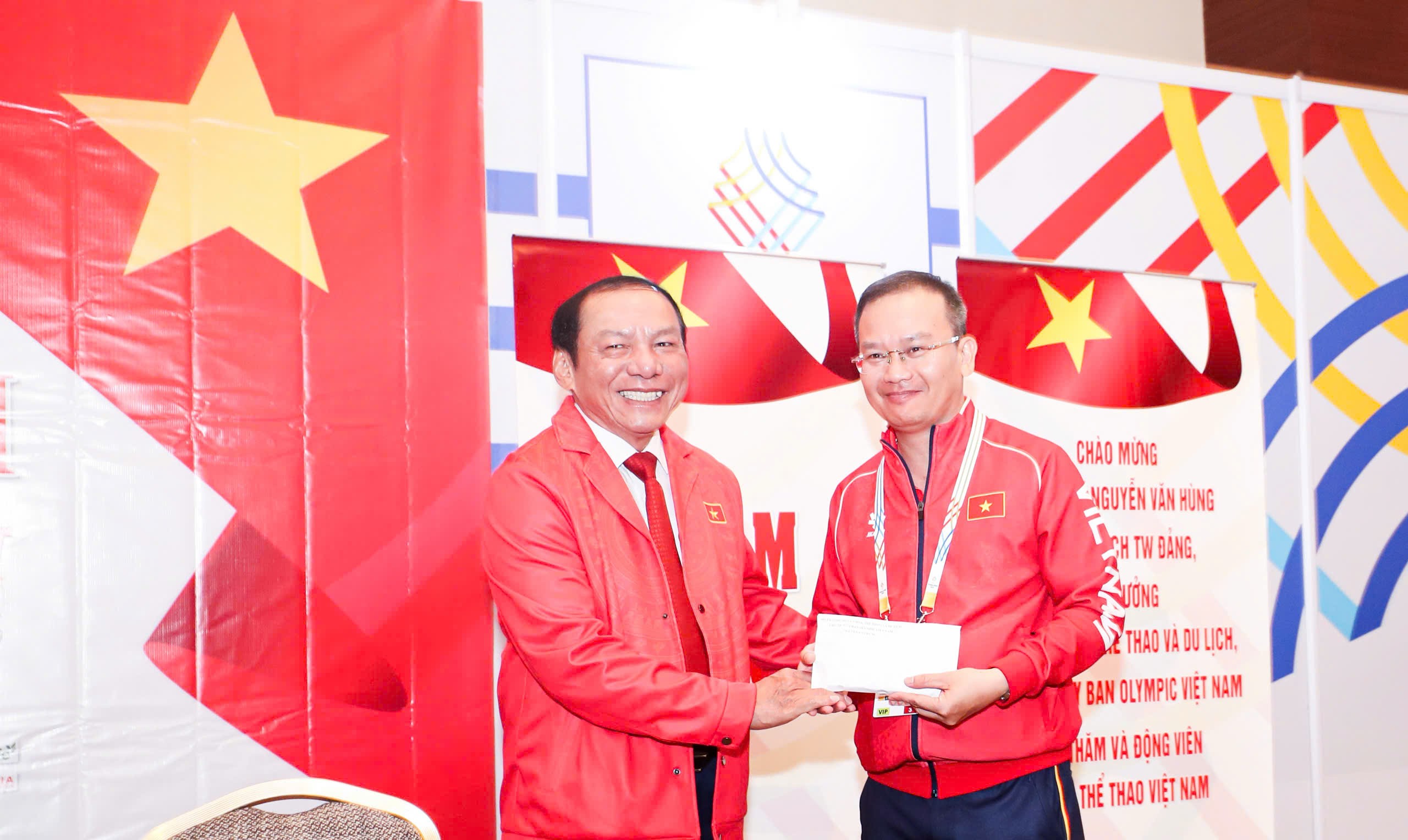 Bộ trưởng trao thưởng, động viên tinh thần Đoàn Thể thao Việt Nam trước thềm khai mạc SEA Games 33.