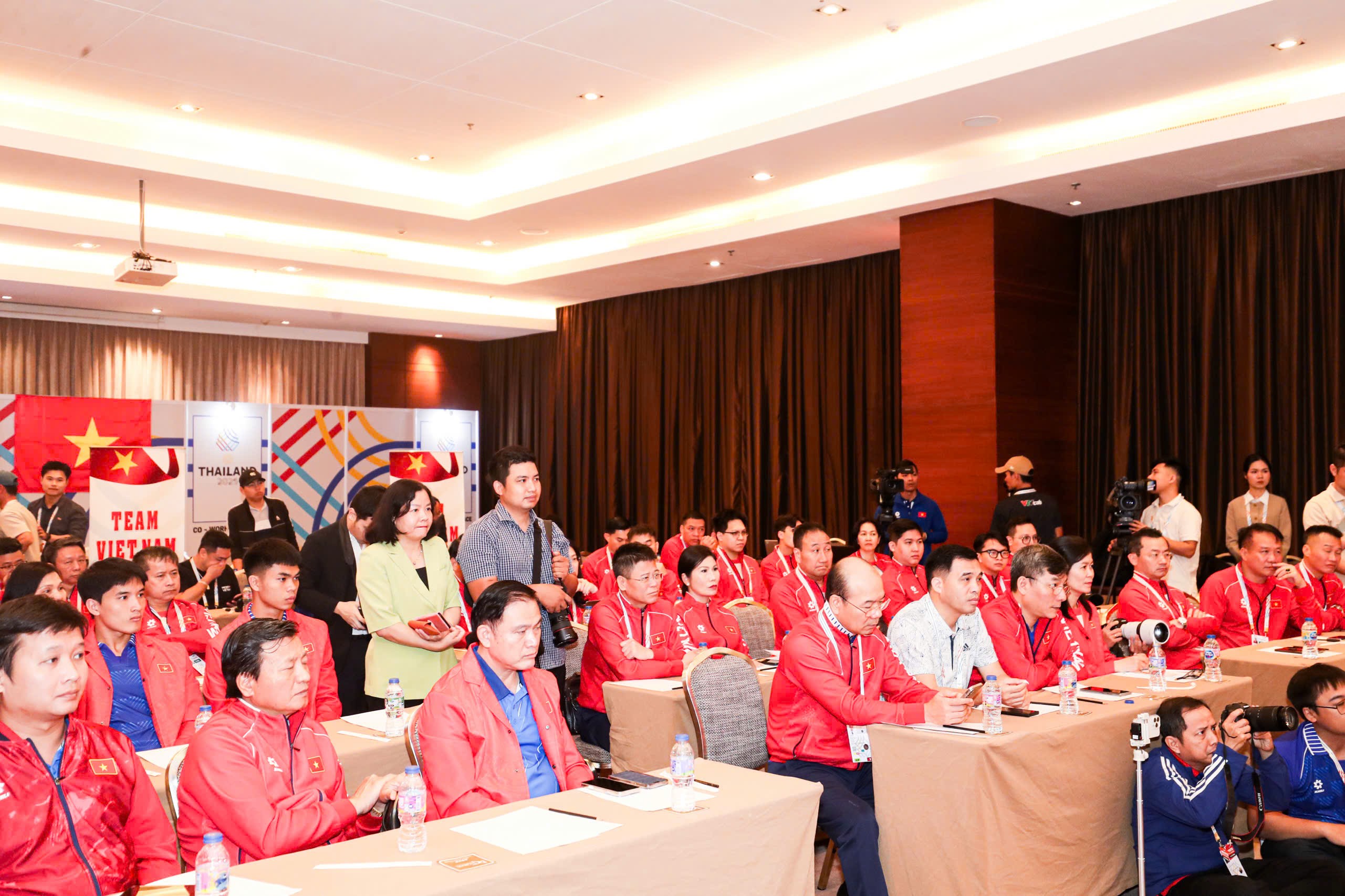 Đại diện các lãnh đoàn, huấn luyện viên, vận động viên tham dự buổi gặp mặt.