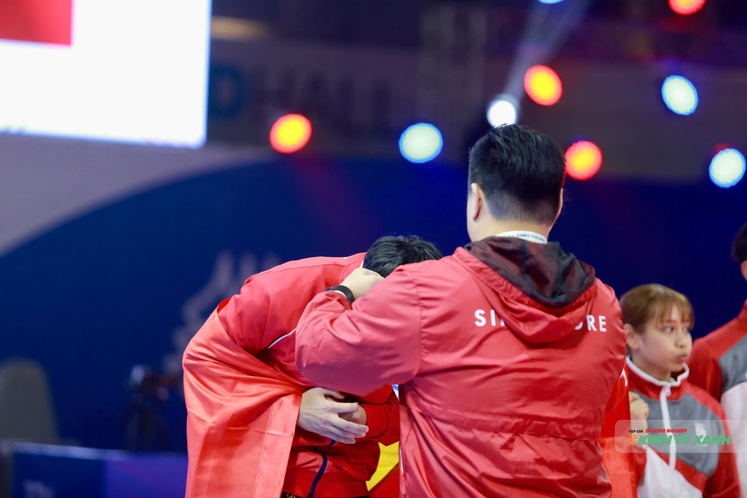 Đại diện Việt Nam nhận tấm huy chương bạc.