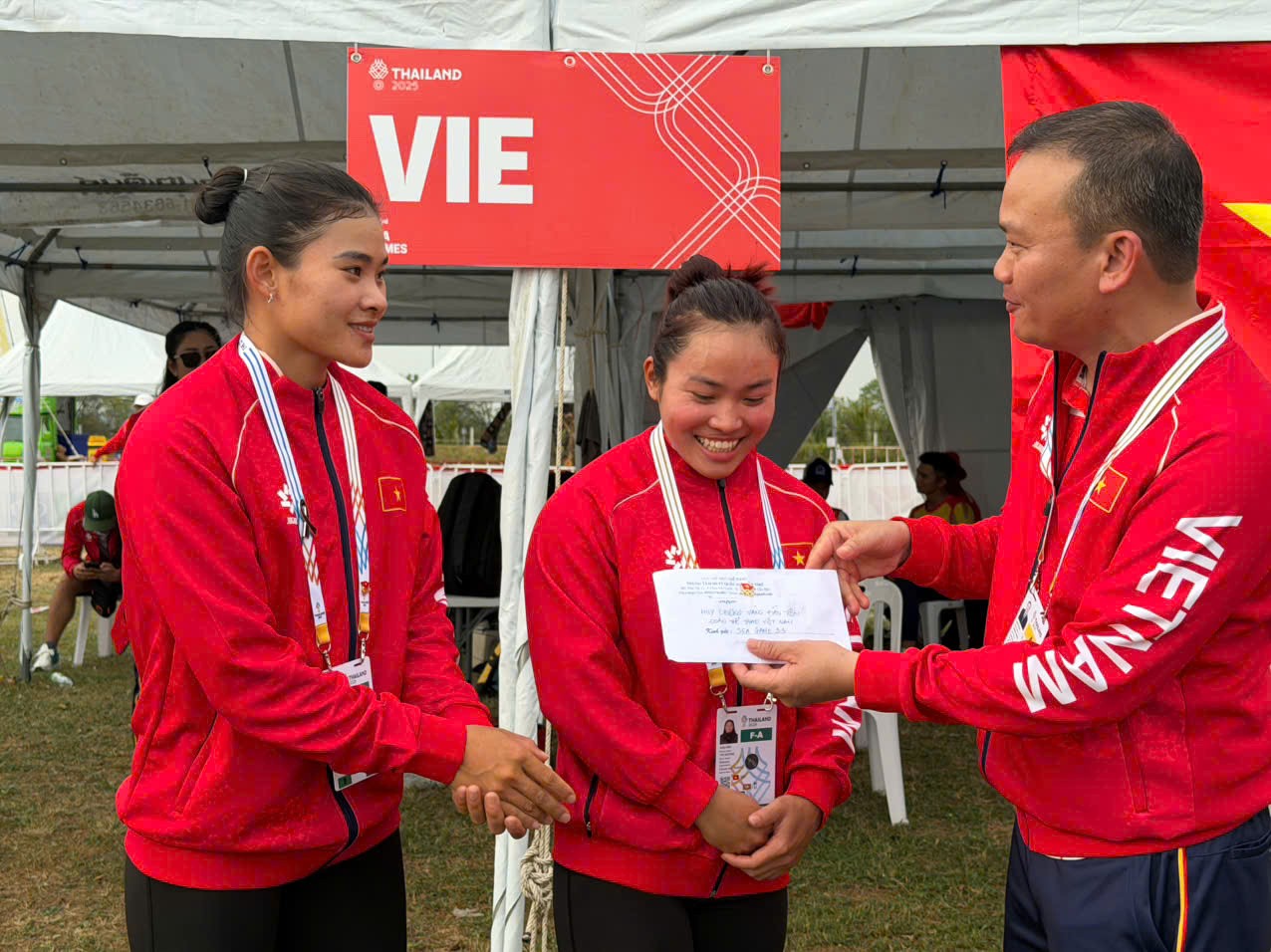 Trưởng đoàn thể thao Việt Nam tại SEA Games 33 Nguyễn Hồng Minh thưởng 10 triệu đồng cho Nguyễn Thị Hương và Diệp Thị Hương.