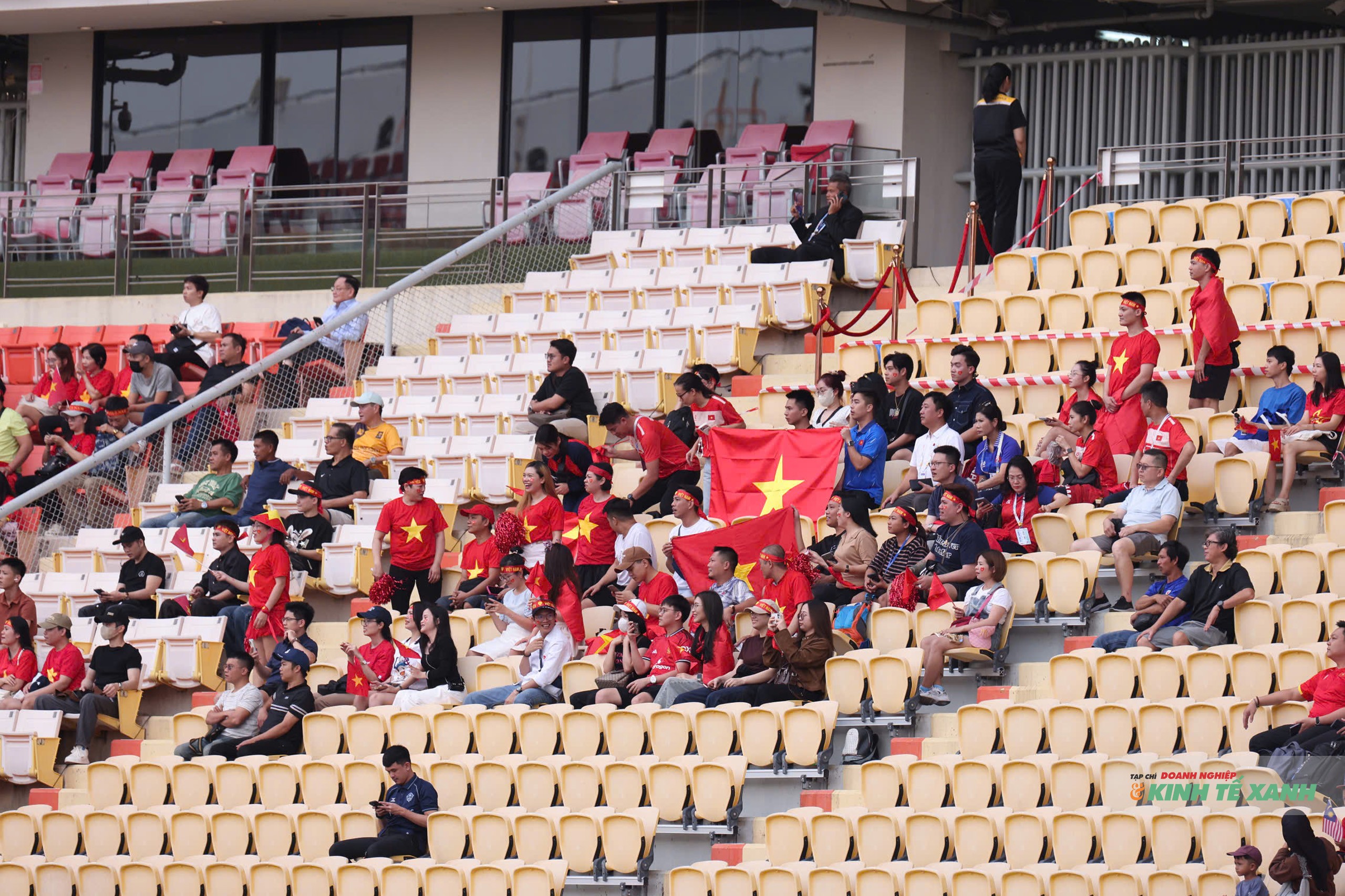 Những khán giả có mặt trên sân vận động Rajamangala, tiếp lửa cho đội tuyển U22 Việt Nam.