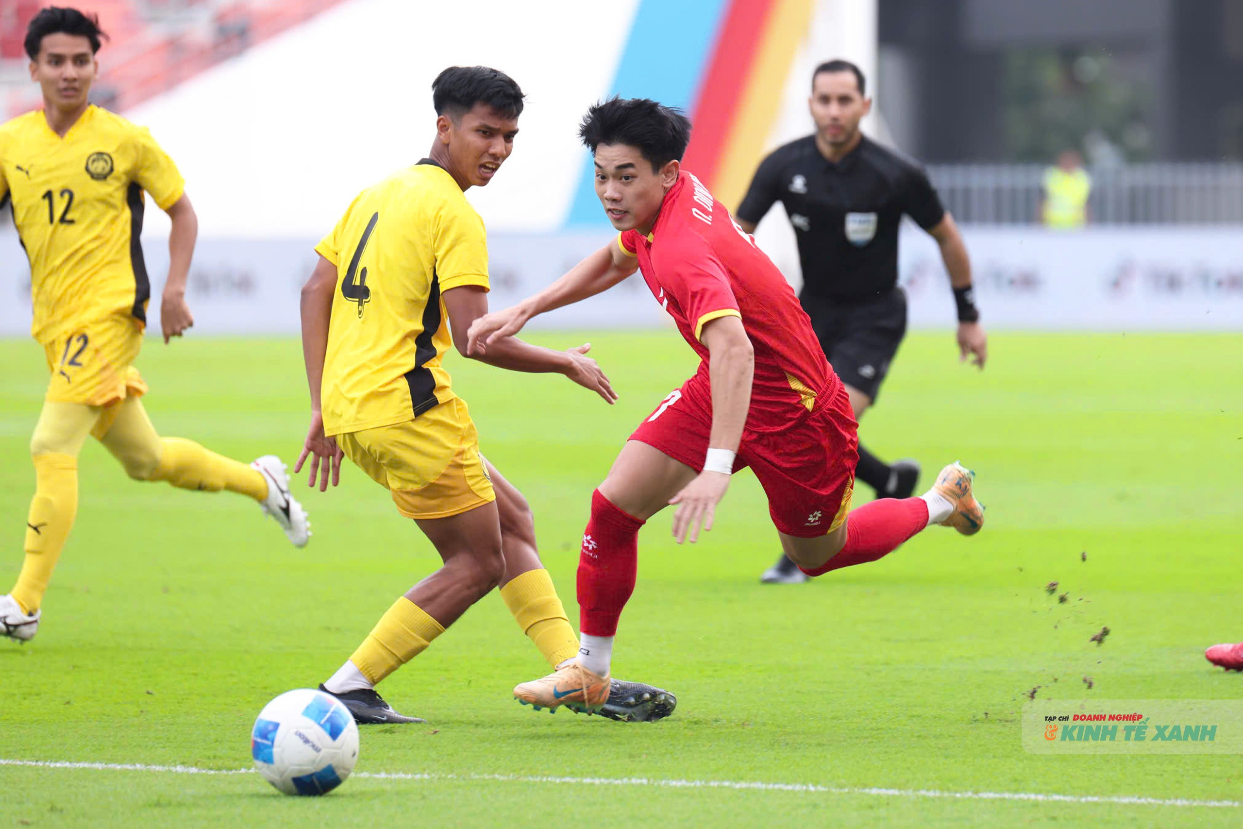 Đình Bắc nỗ lực đi bóng, kiến tạo cho đồng đội.