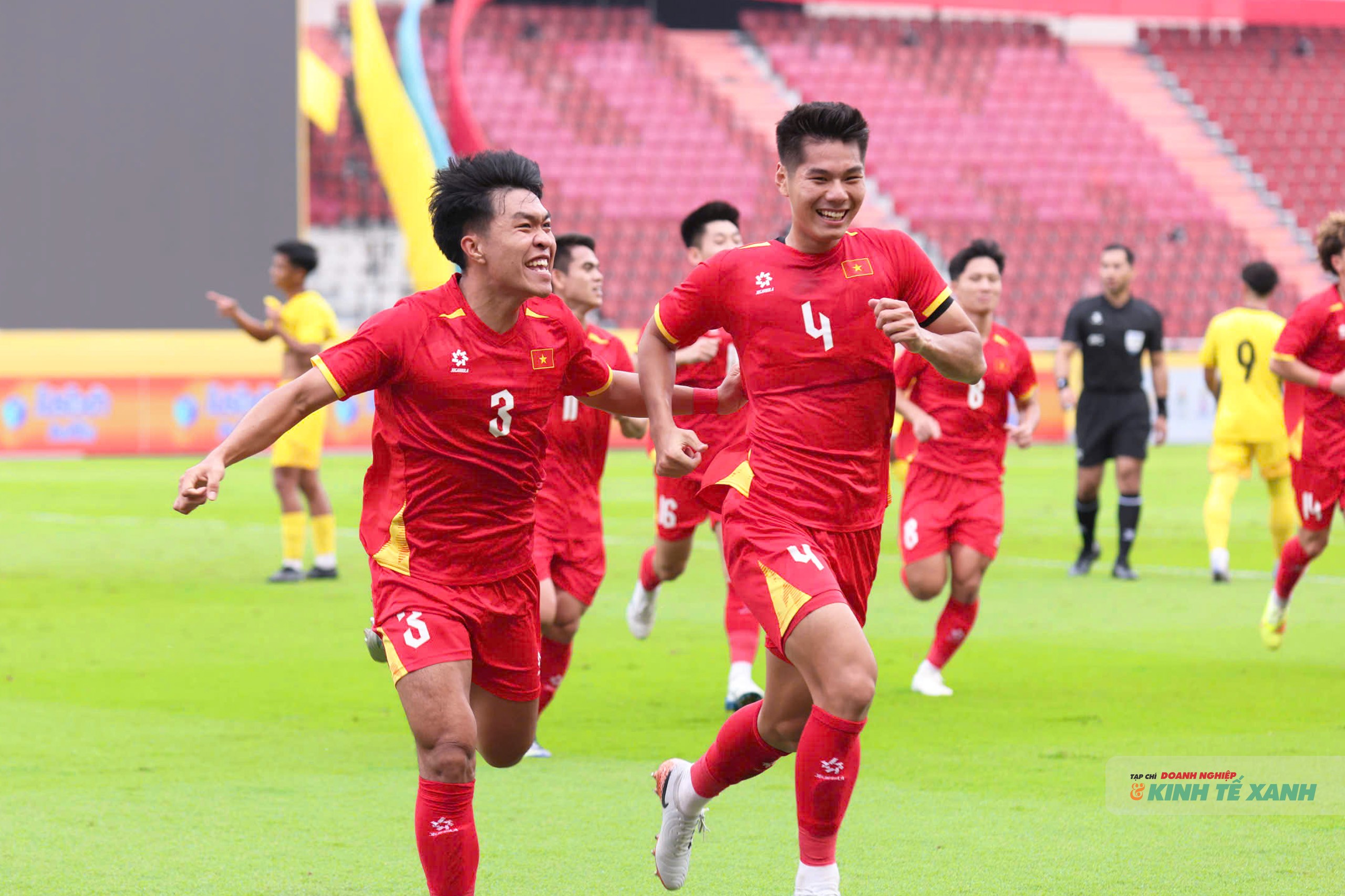 Màn ăn mừng cảm xúc của Hiểu Minh cùng các đồng đội sau bàn thắng mở tỉ số.