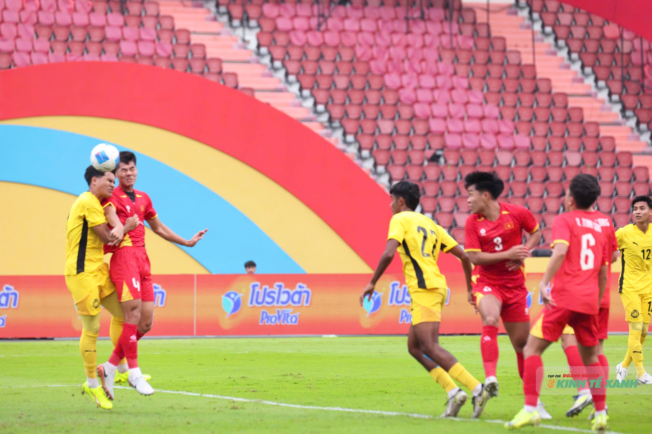 Hiểu Minh đánh đầu mở tỉ số cho U22 Việt Nam.