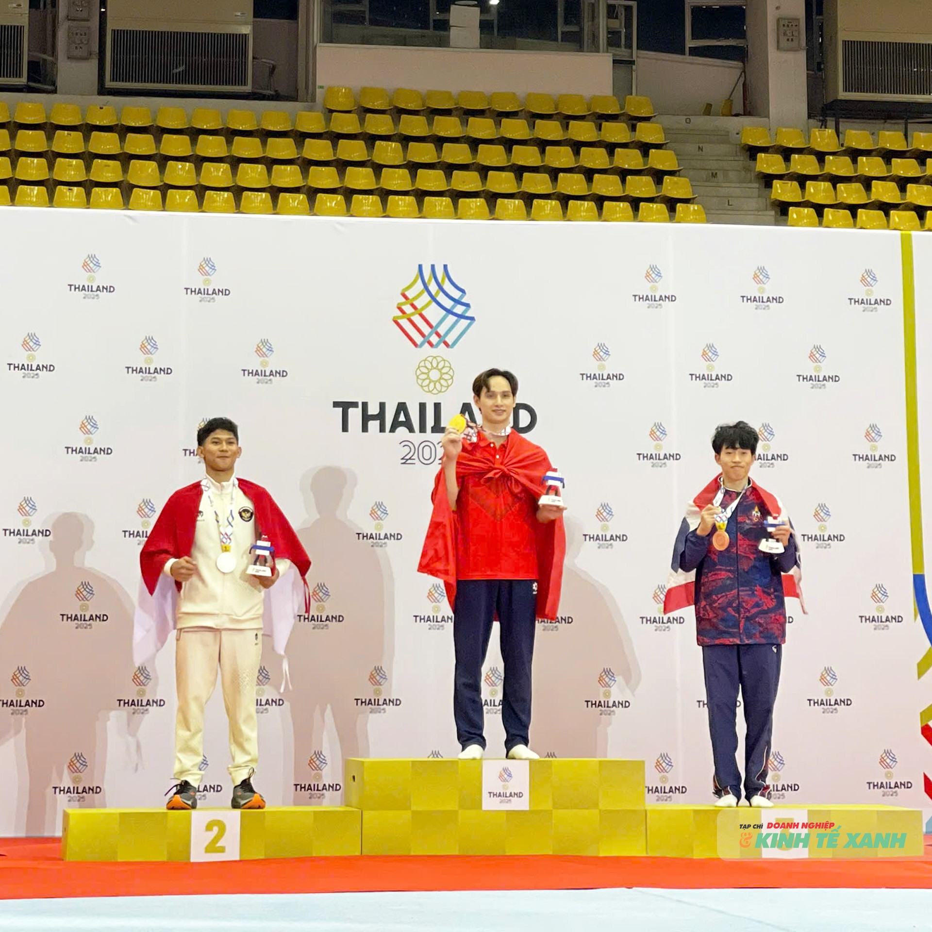 Đinh Phương Thành giành huy chương vàng nội dung xà kép với bài thi ấn tượng.