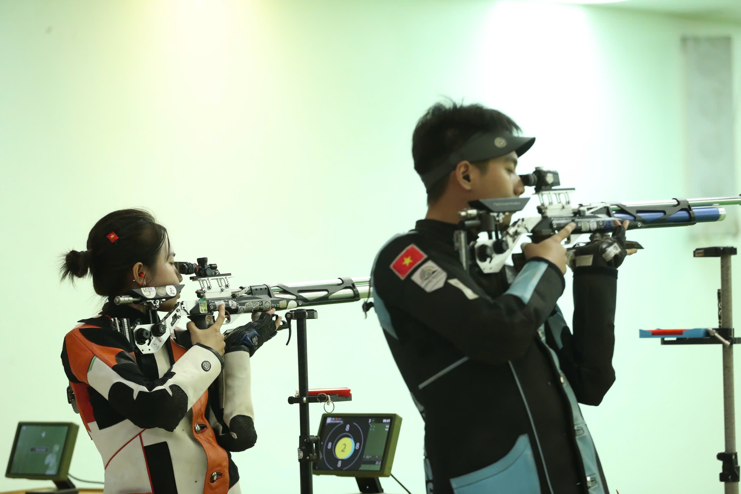 Mộng Tuyền và Quang Lâm tập trung cao độ trong trận tranh huy chương vàng với bộ đôi xạ thủ Thái Lan.