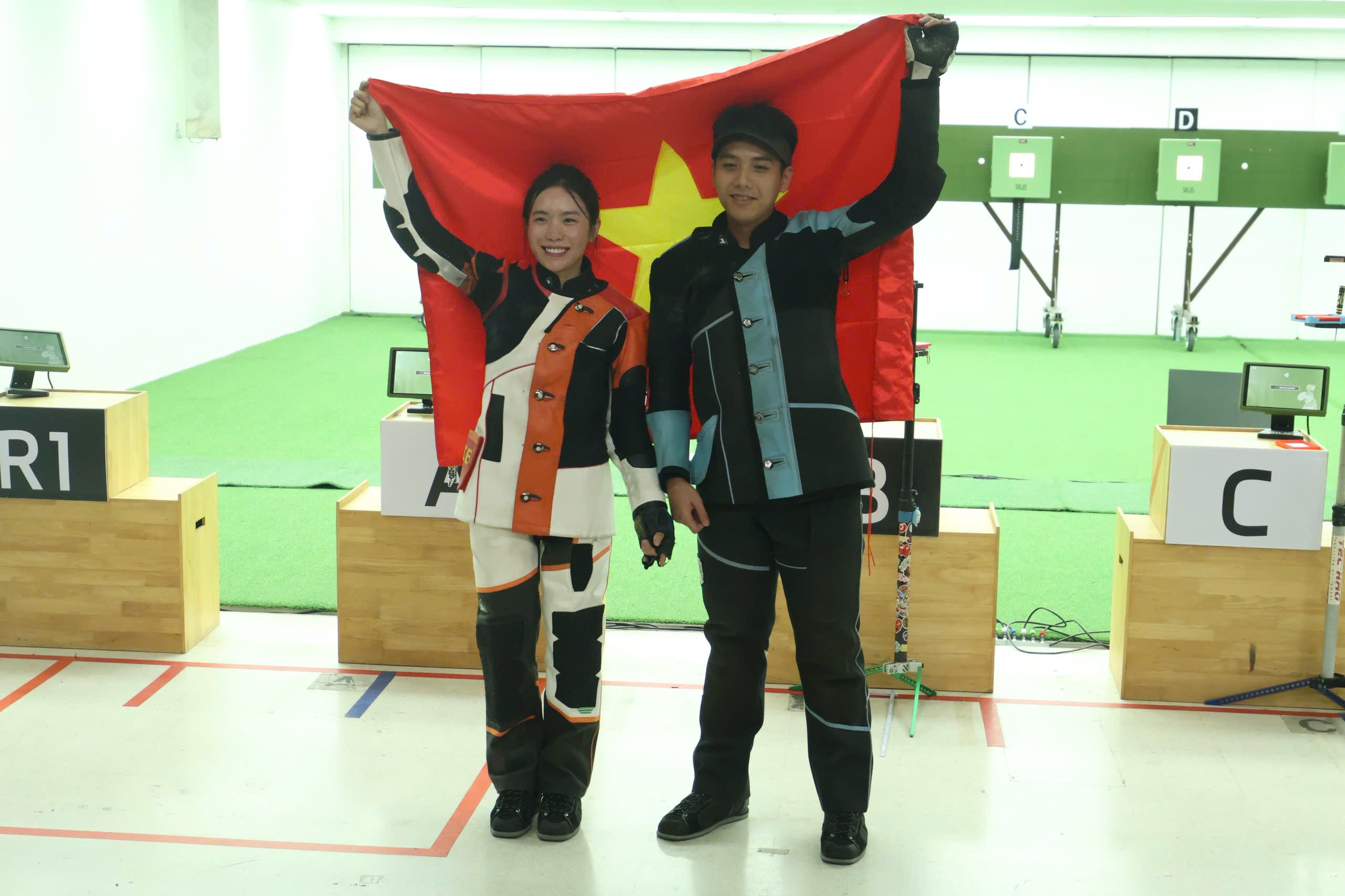 Hai xạ thủ Việt Nam xuất sắc đem về tấm huy chương vàng.