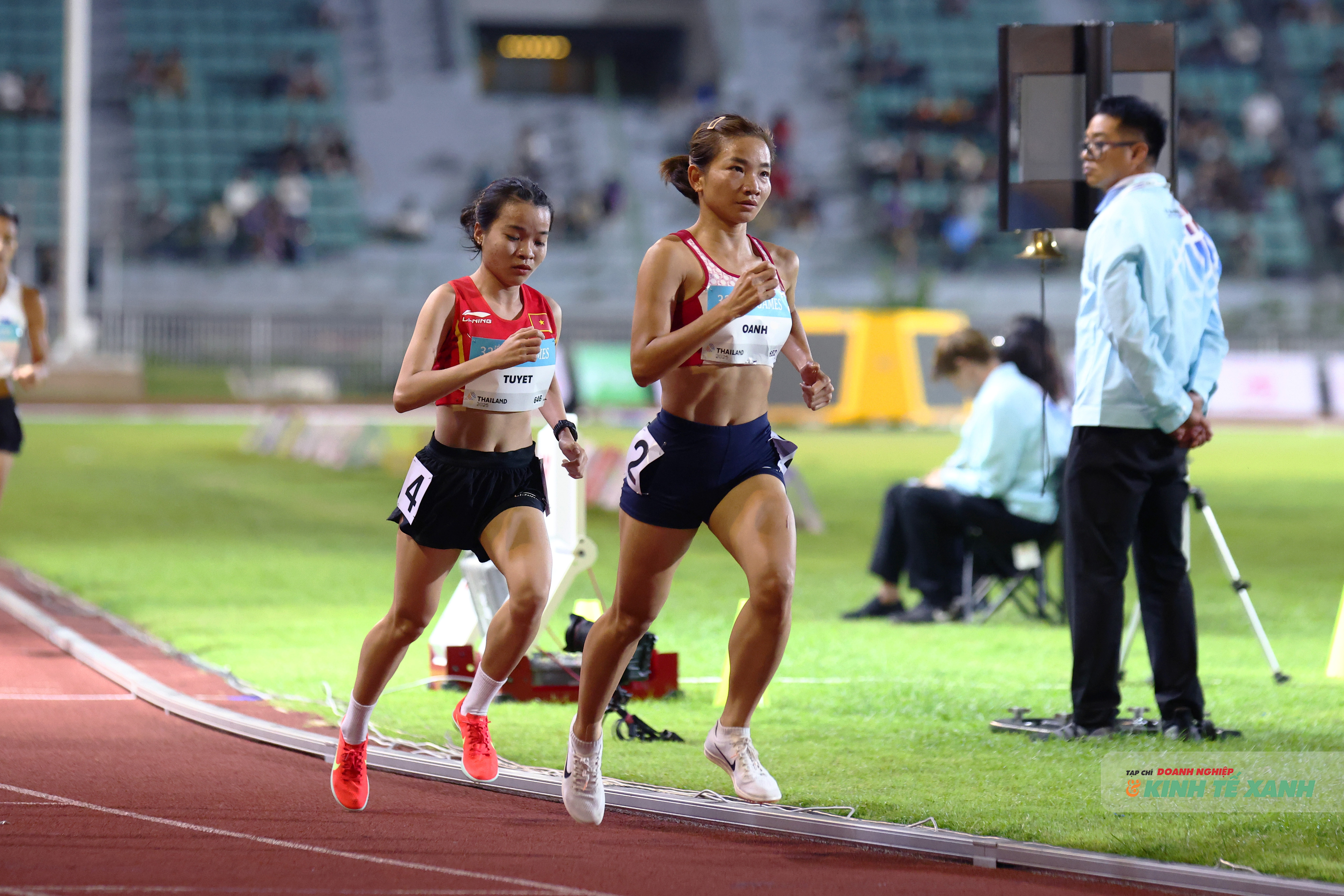 2 vận động viên của Việt Nam dẫn đầu đường chạy ở nội dung 5000m nữ.