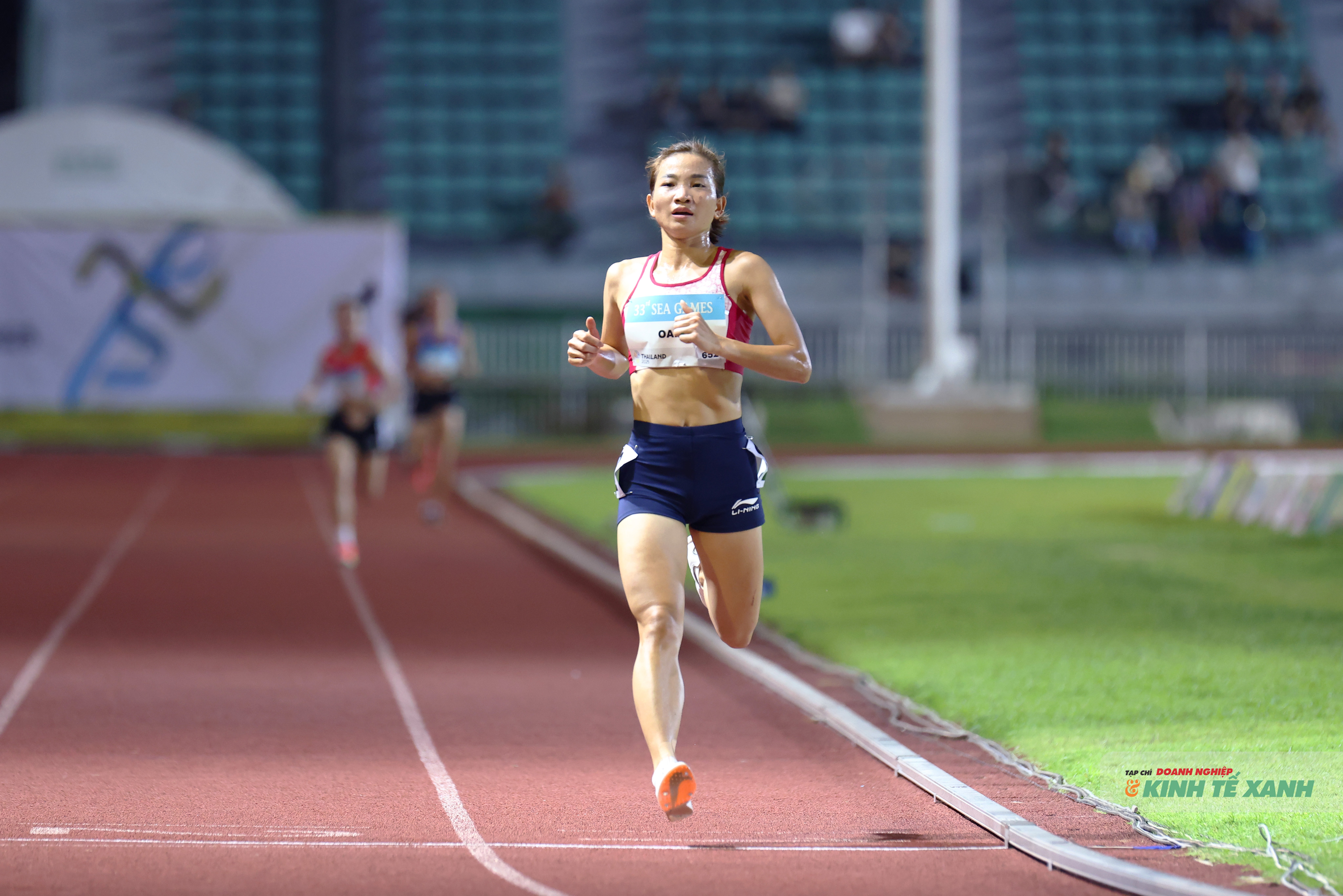 Nguyễn Thị Oanh bứt phá về đích, bỏ xa các đối thủ ở nội dung 5000m nữ.