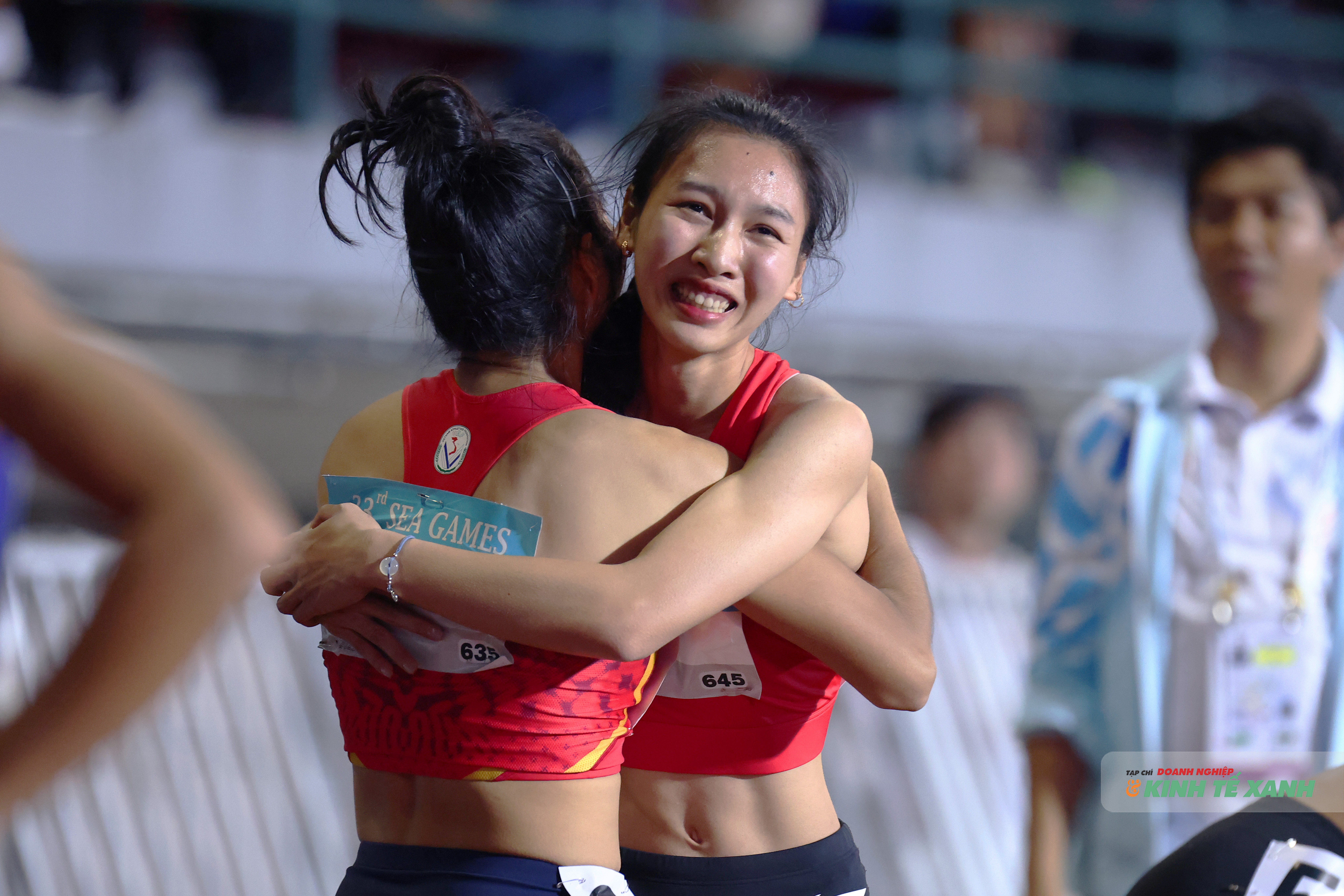 Cẩm Tú xúc động, ăn mừng cùng đàn chị sau khi về đích.