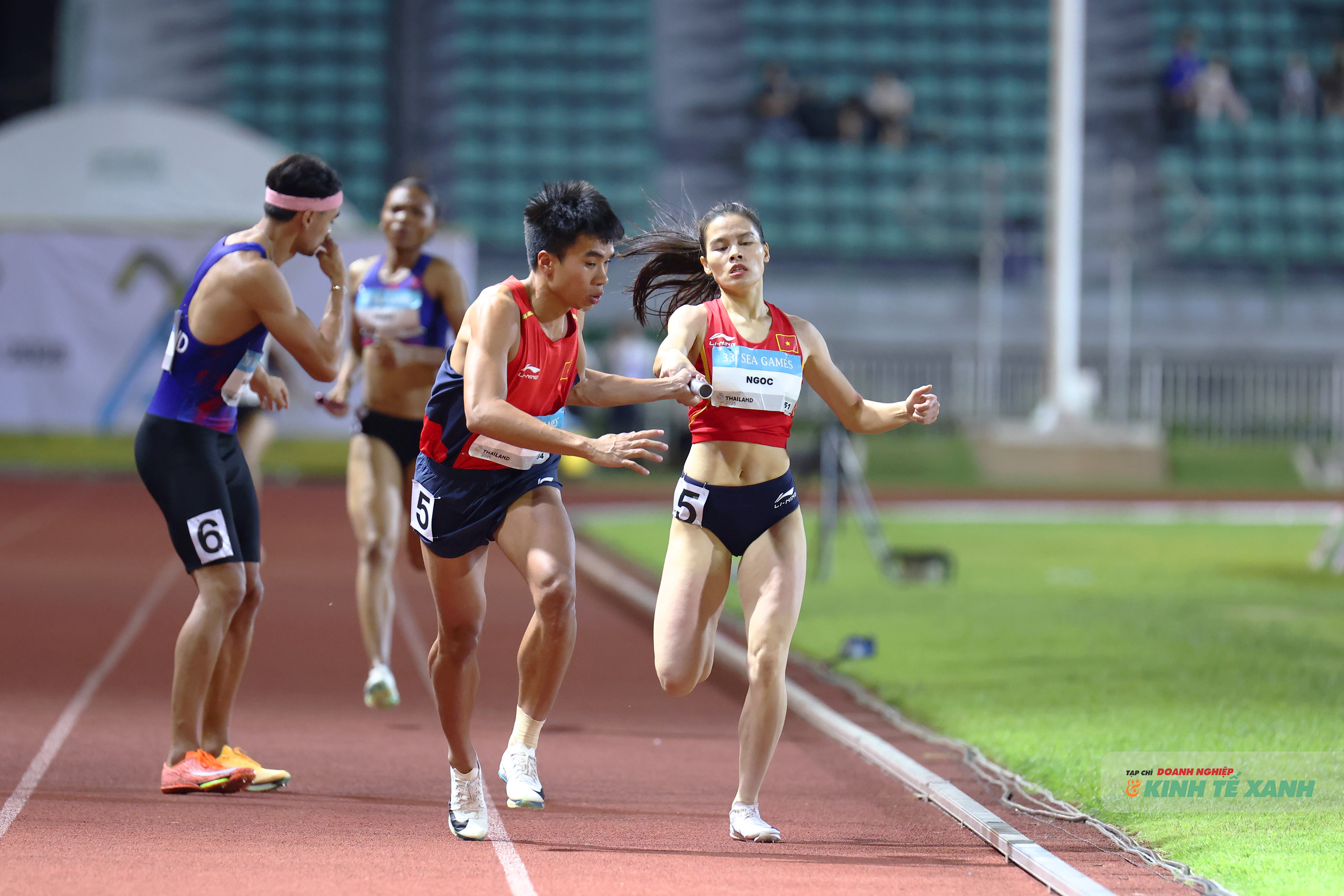 Các vận động viên Việt Nam phá kỷ lục SEA Games ở nội dung 4x400m hỗn hợp.