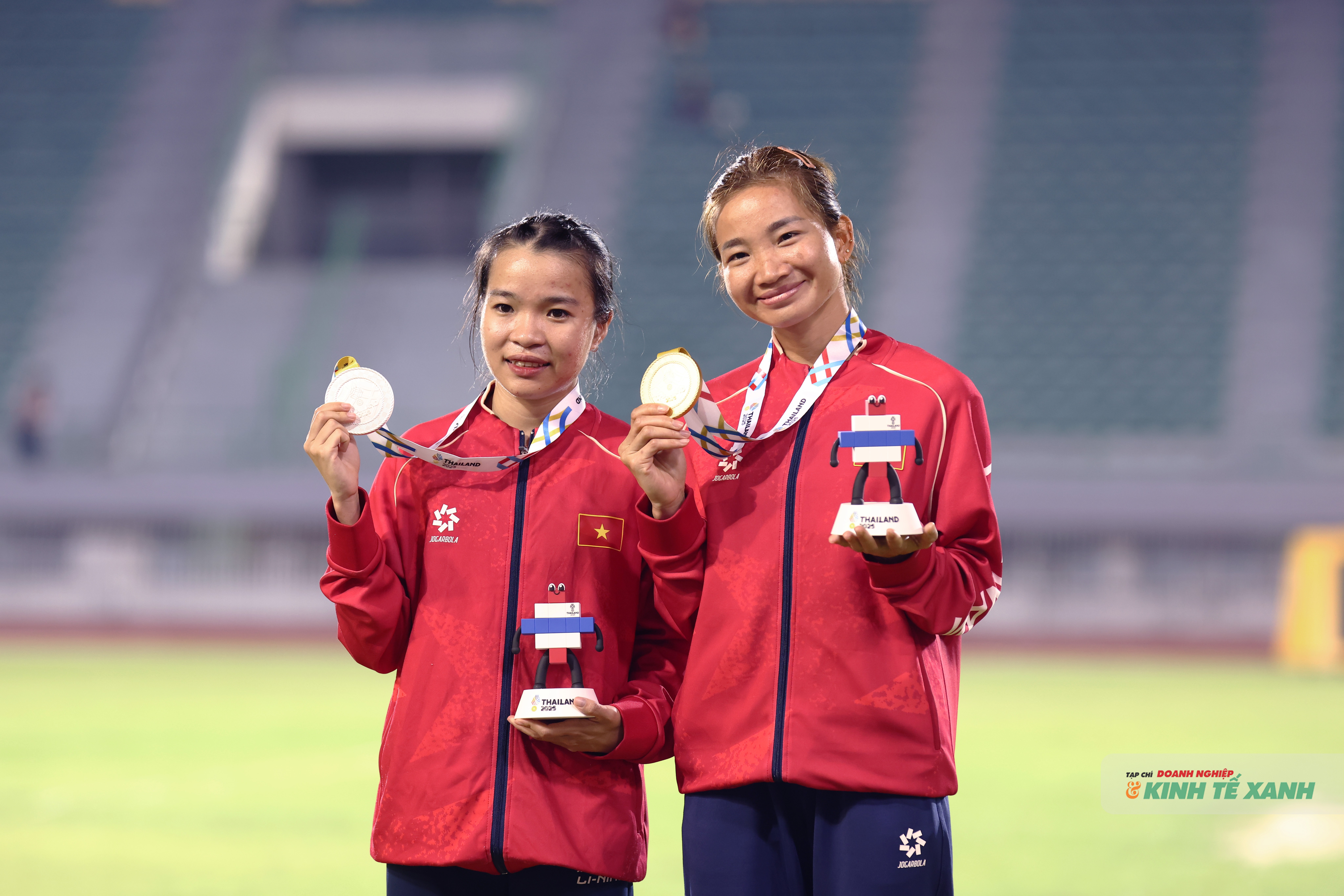 Điền kinh Việt Nam thể hiện sự áp đảo ở nội dung 5000m nữ với huy chương vàng của Nguyễn Thị Oanh và huy chương bạc của Lê Thị Tuyết.