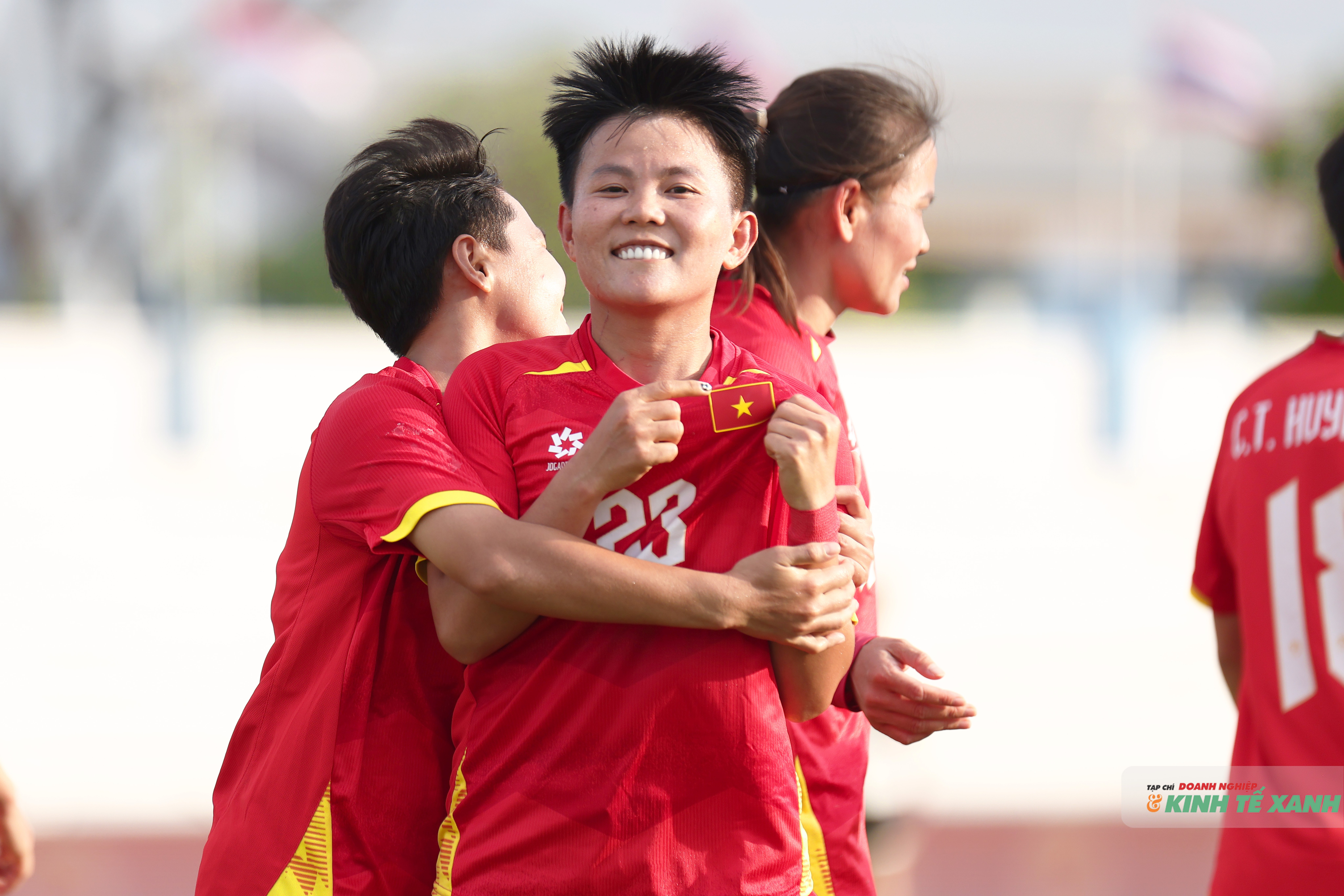 Bích Thùy mở tỉ số cho đội tuyển nữ Việt Nam.