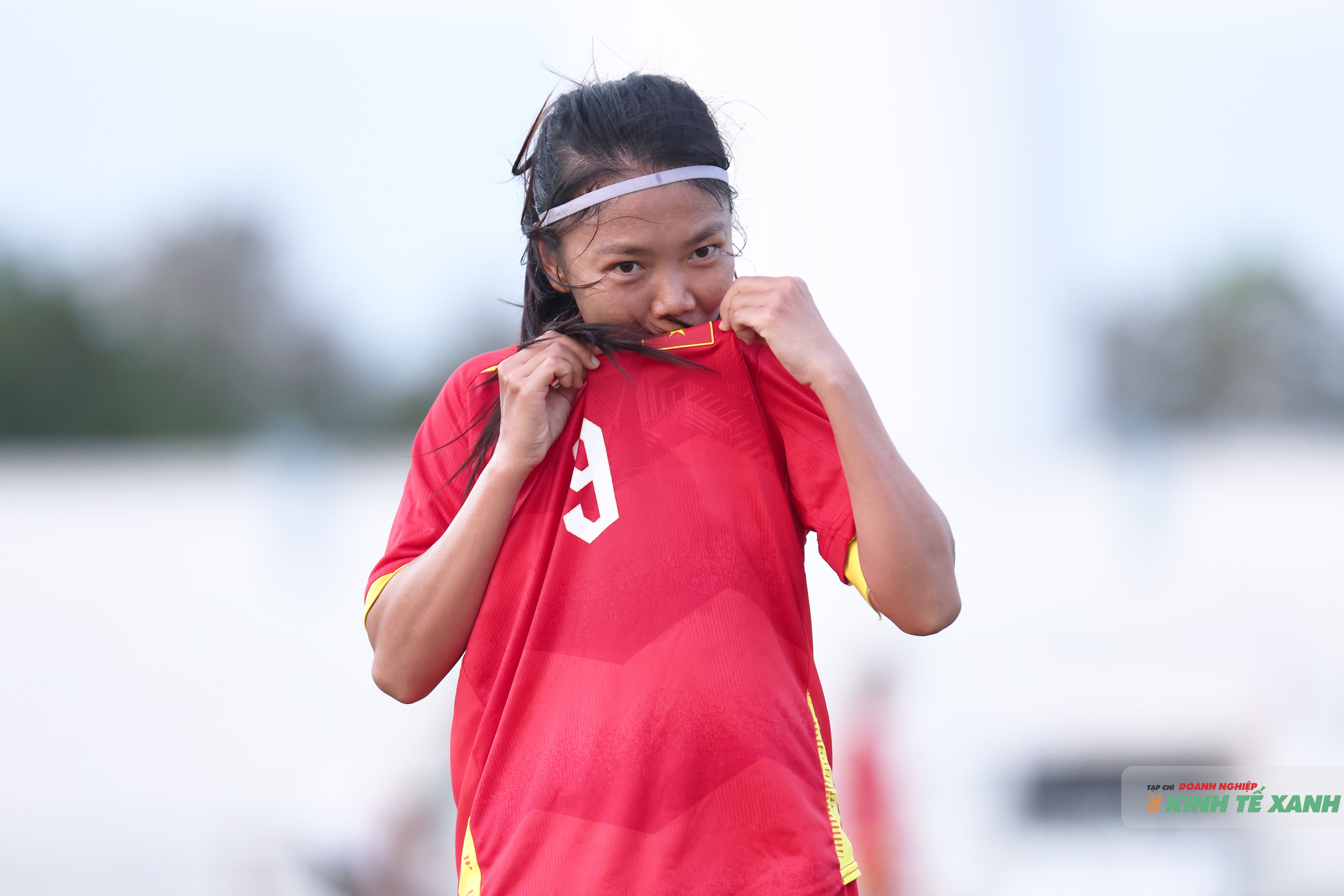 Tiền đạo khoác áo số 9 ăn mừng cảm xúc sau khi ghi bàn thắng đầu tiên tại SEA Games.