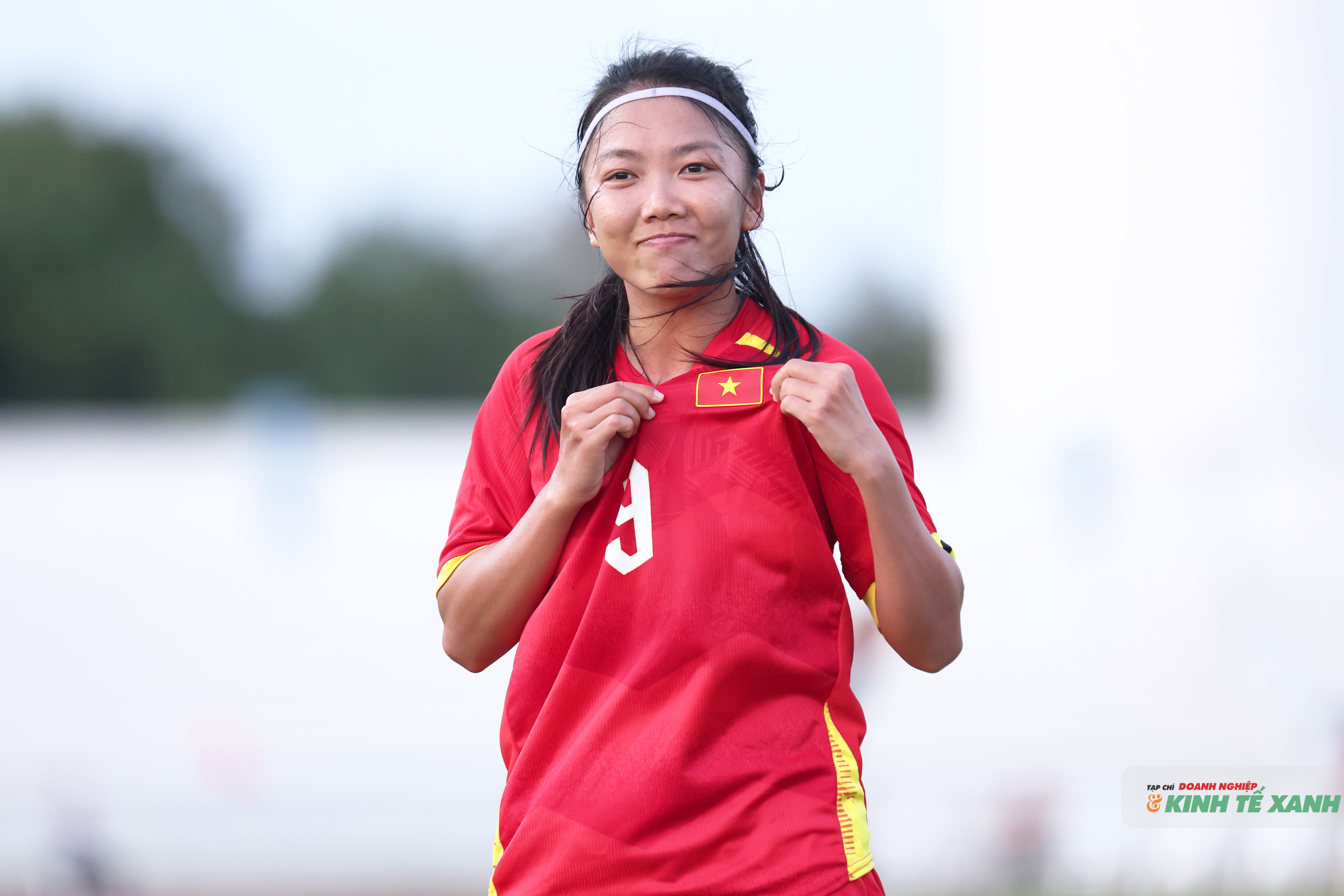 Huỳnh Như ấn định chiến thắng 5-0 cho đội tuyển nữ Việt Nam ở bán kết.