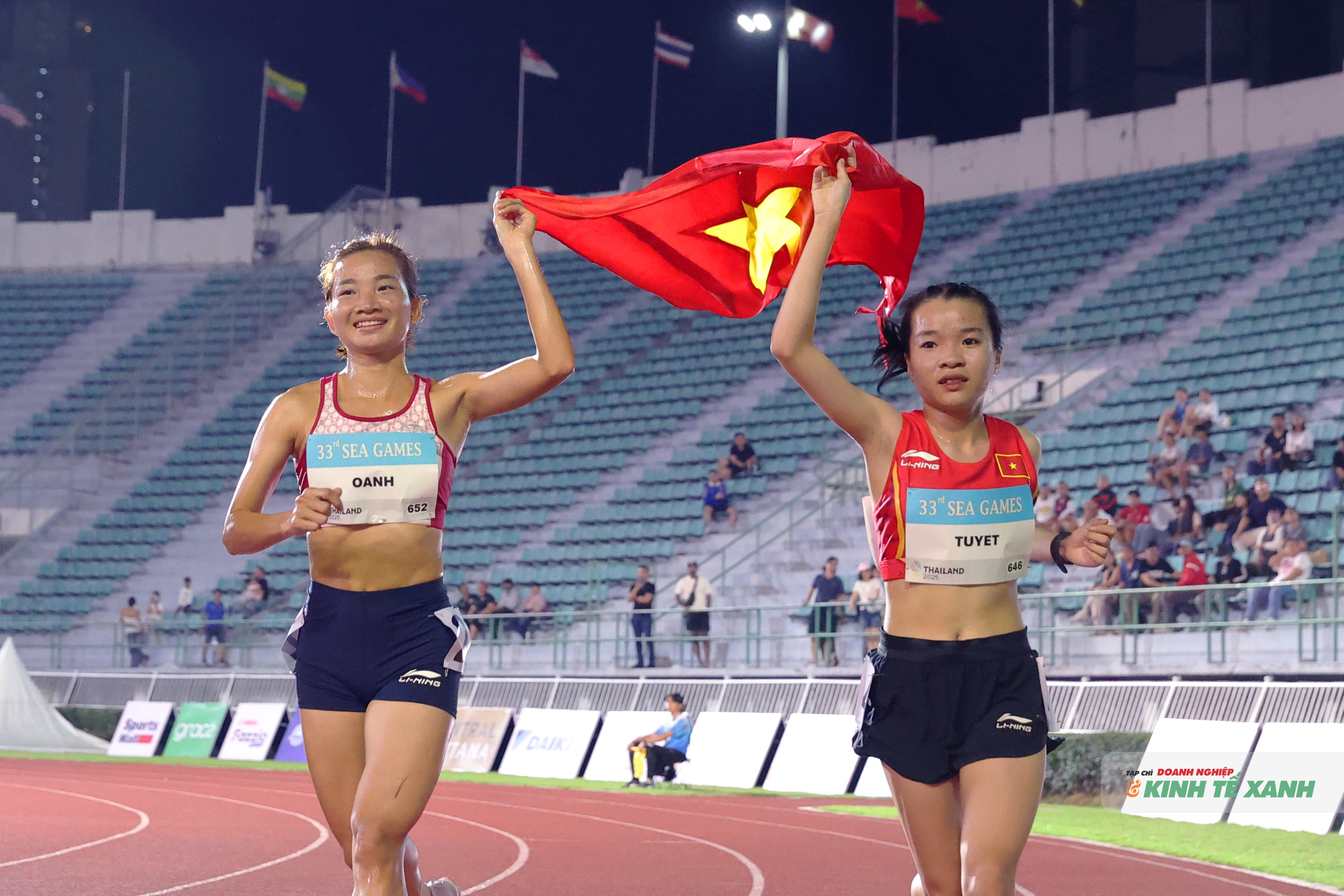 Điền kinh Việt Nam khẳng định vị thế số 1 ở nội dung 5000m nữ với huy chương vàng của Nguyễn Thị Oanh và huy chương bạc của Lê Thị Tuyết.