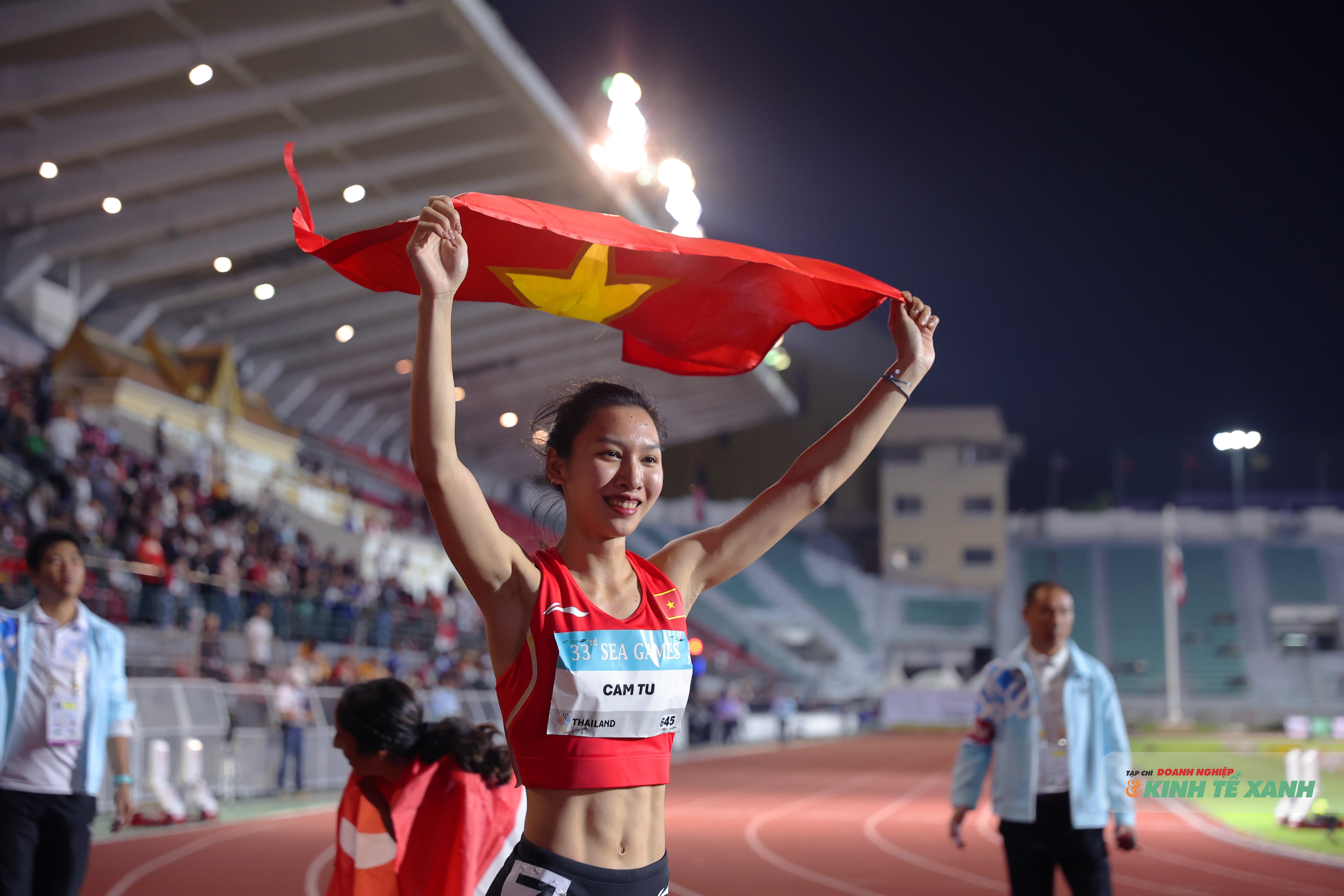 Lê Thị Cẩm Tú phá kỷ lục quốc gia tồn tại suốt 15 năm ở nội dung 200m nữ.