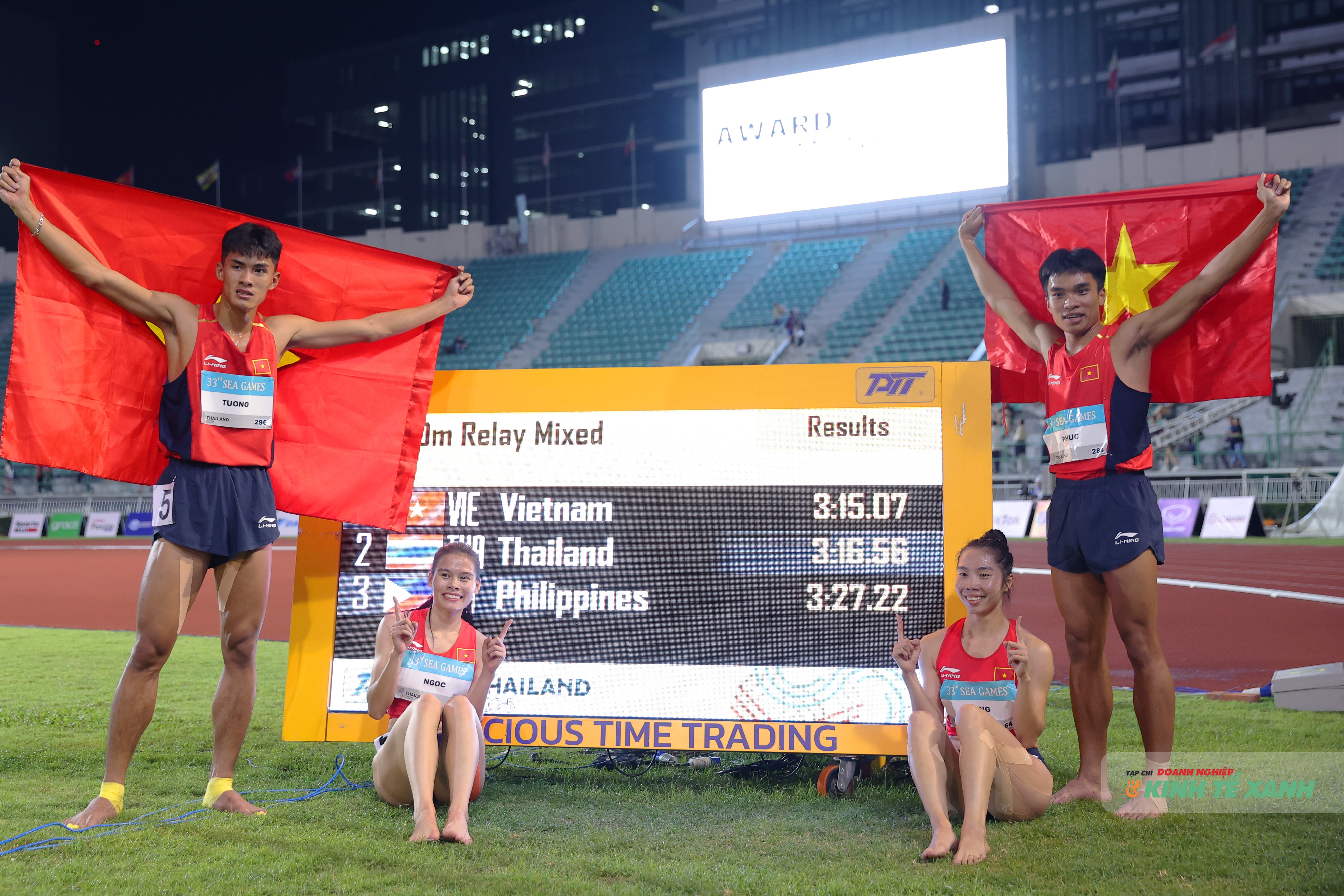 Các vận động viên Việt Nam ăn mừng sau khi phá kỷ lục SEA Games ở nội dung 4x400m hỗn hợp.