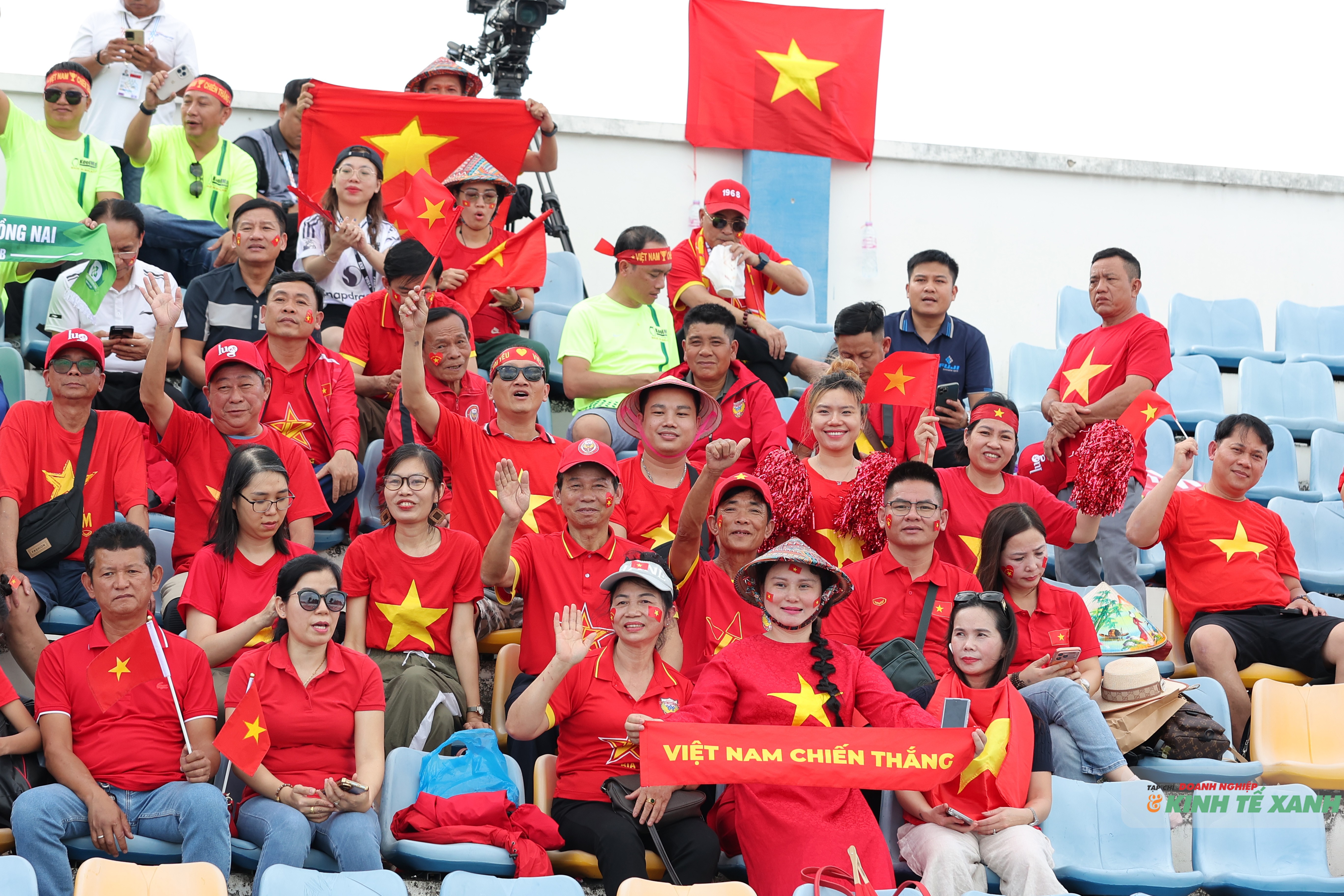 Sự cổ vũ của khán giả trên khán đài Không khí sôi động bên ngoài sân vận động National Sports University là nguồn động viên tinh thần to lớn cho đội tuyển nữ Việt nam.