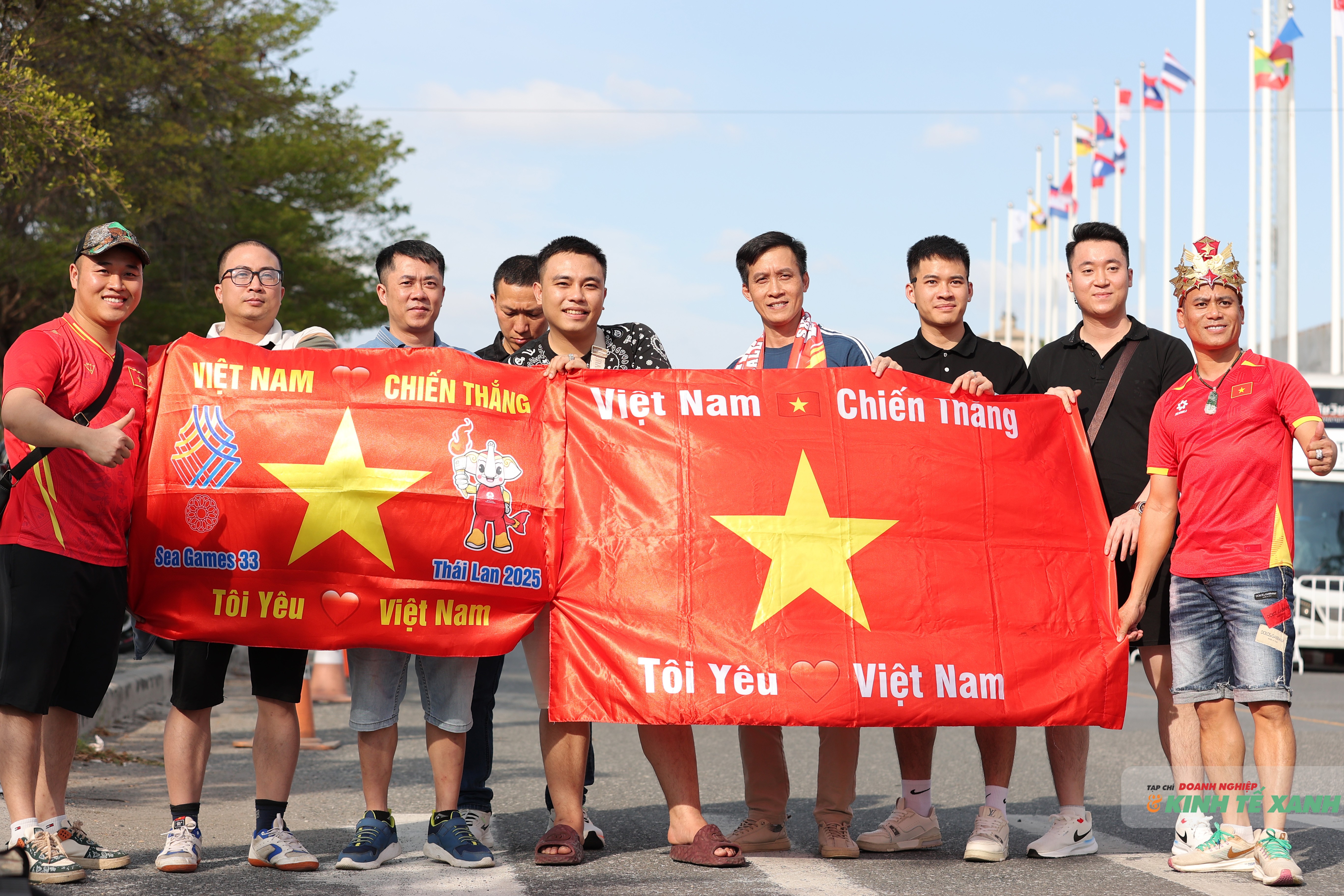 Khán giả vượt khoảng cách địa lý xa xôi, có mặt tại địa điểm thi đấu để cổ vũ cho thầy trò HLV Mai Đức Chung.