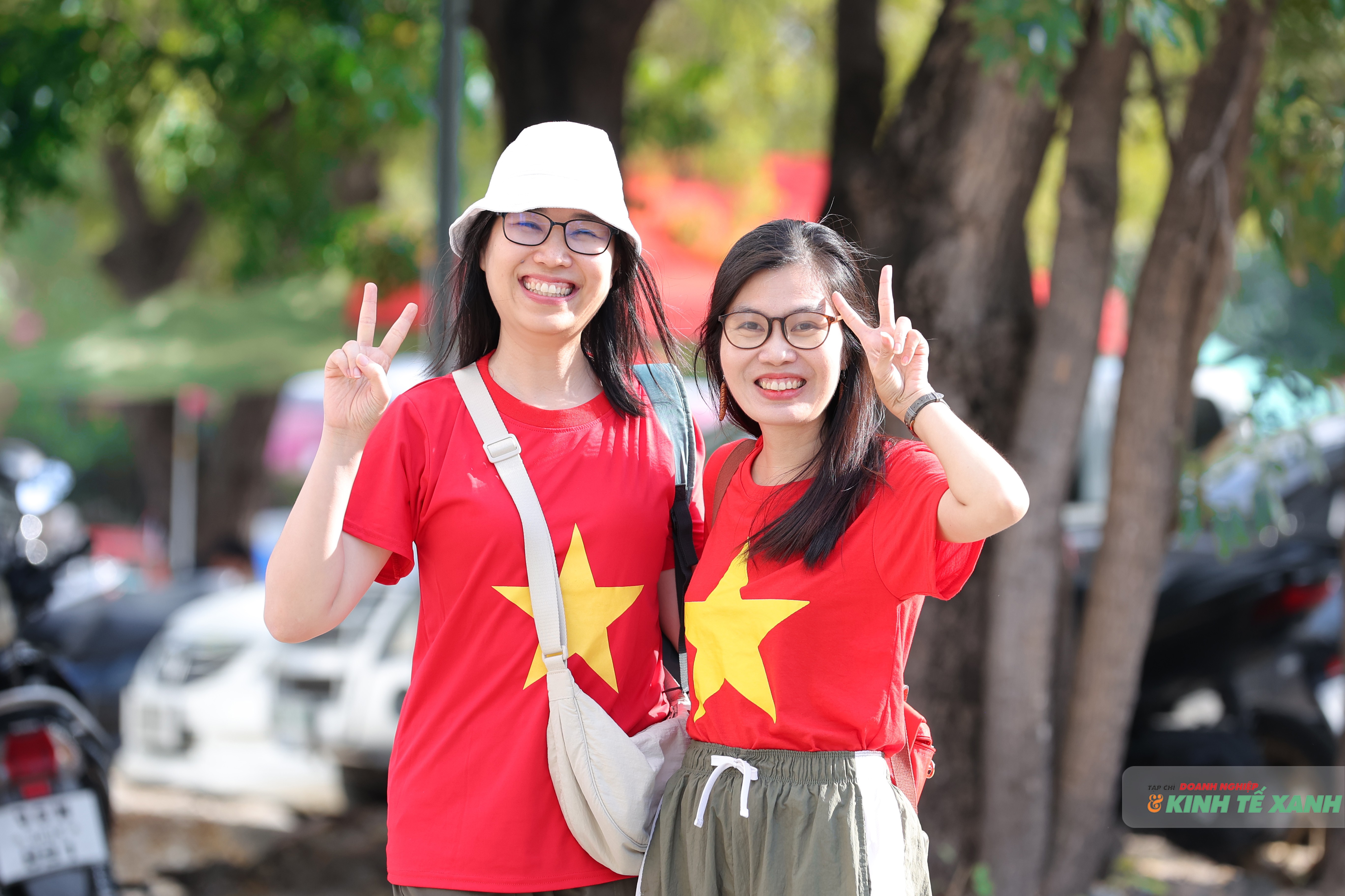 Người hâm mộ có mặt từ sớm bên ngoài sân vận động.