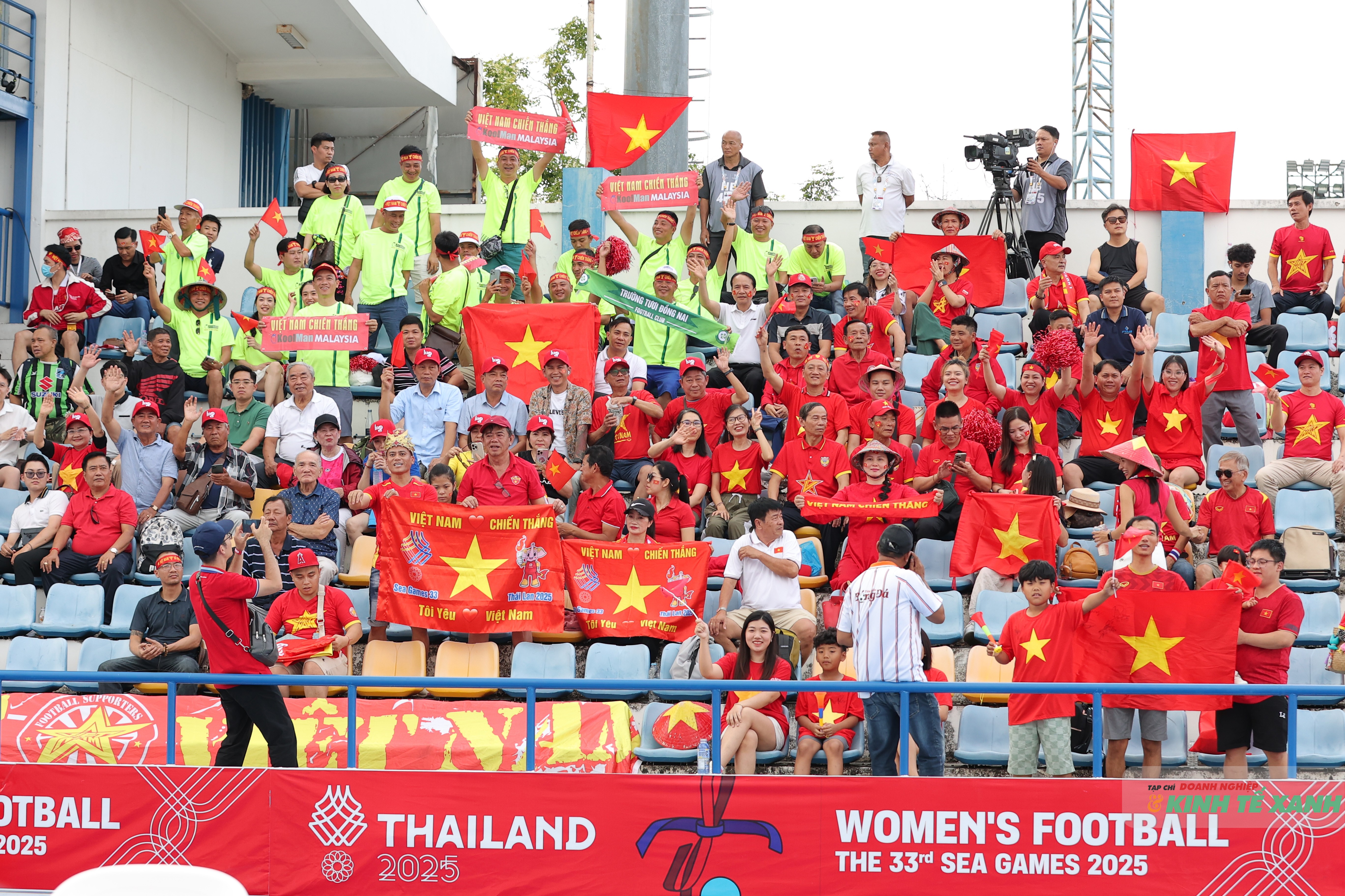 Khán giả vỡ òa cảm xúc với chiến thắng áp đảo của đội tuyển nữ Việt Nam.