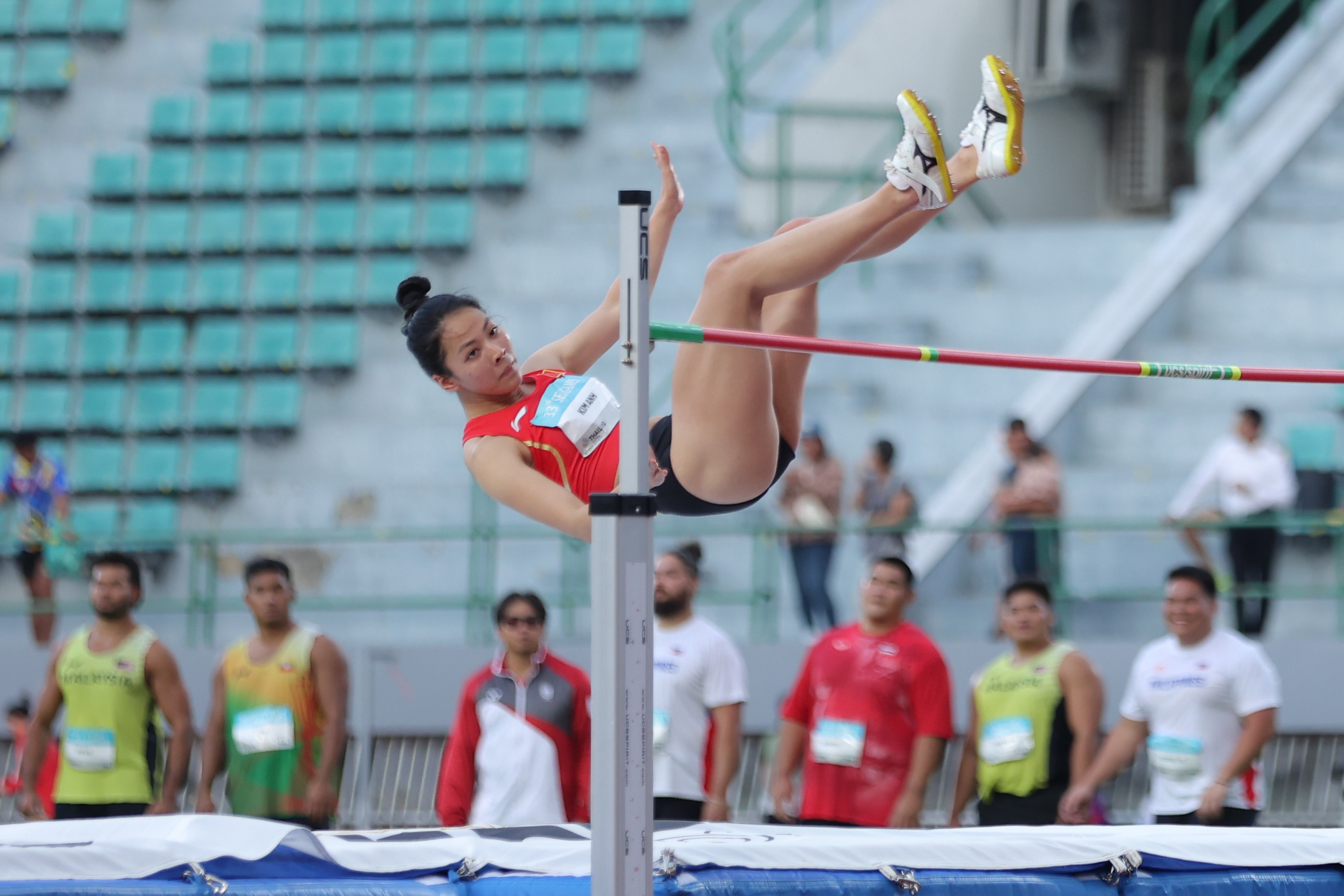 Bùi Thị Kim Anh chinh phục thành công mức xà 1.86m, phá kỉ lục cá nhân.