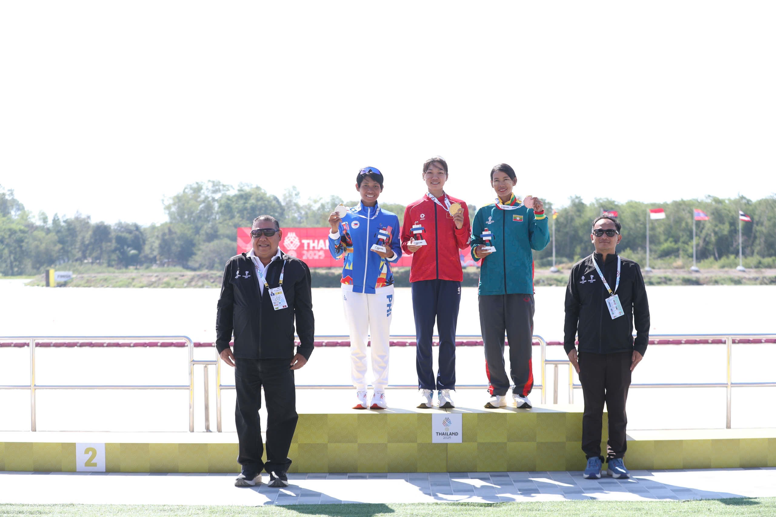 Tay chèo 19 tuổi Hồ Thị Duy giành huy chương vàng thứ 4 cho Rowing Việt Nam tại SEA Games 33.