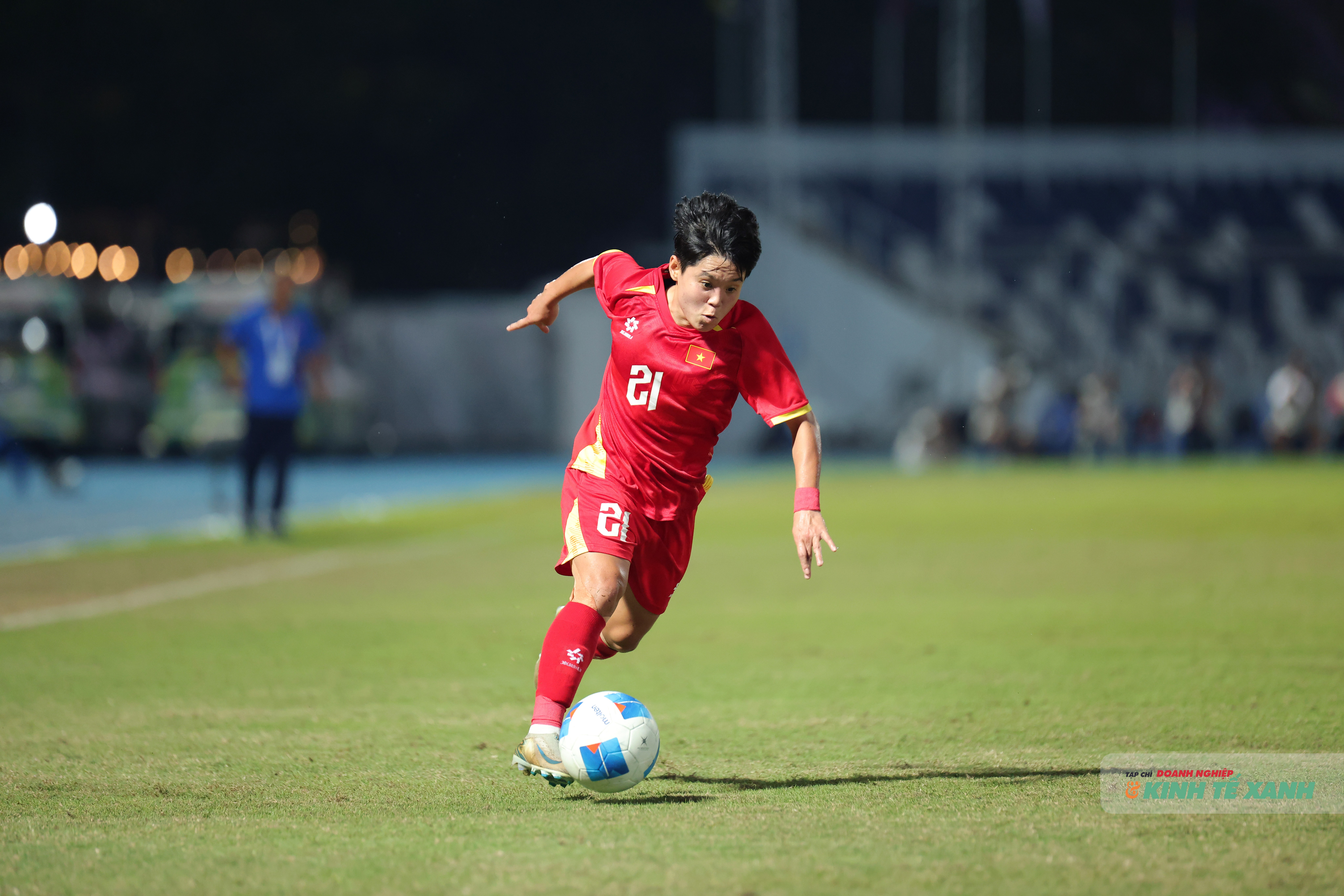 Vạn sự đi bóng khéo léo trước khi tạt bóng vào trong để Bích Thùy dứt điểm xé tung mảnh lưới đối phương.