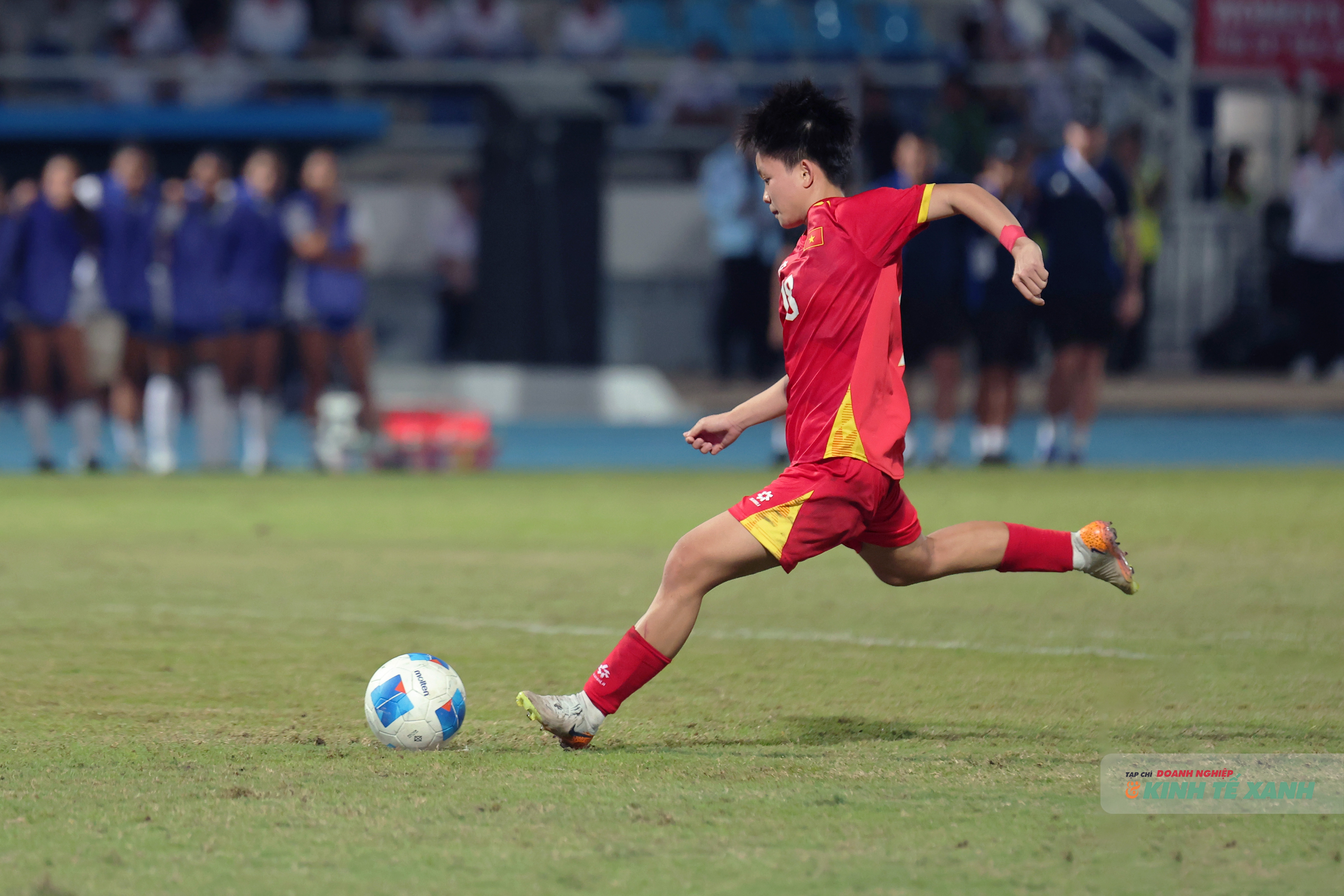 Cú sút của Trần Thị Thu không thể đánh lừa thủ thành phía Philippines.