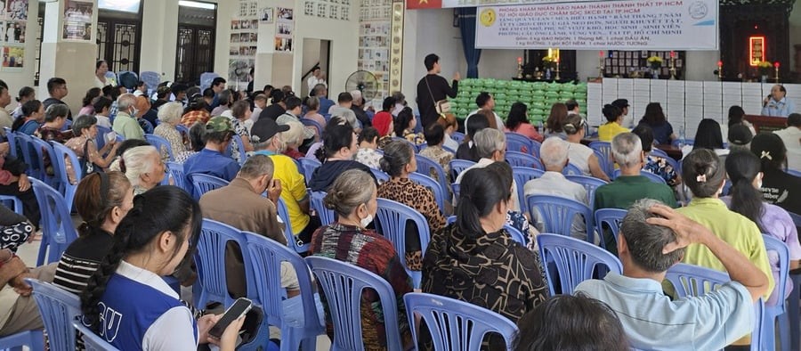 Trao tặng những món quà thắm đượm tình yêu thương đến từ cộng đồng nhân mùa Vu lan