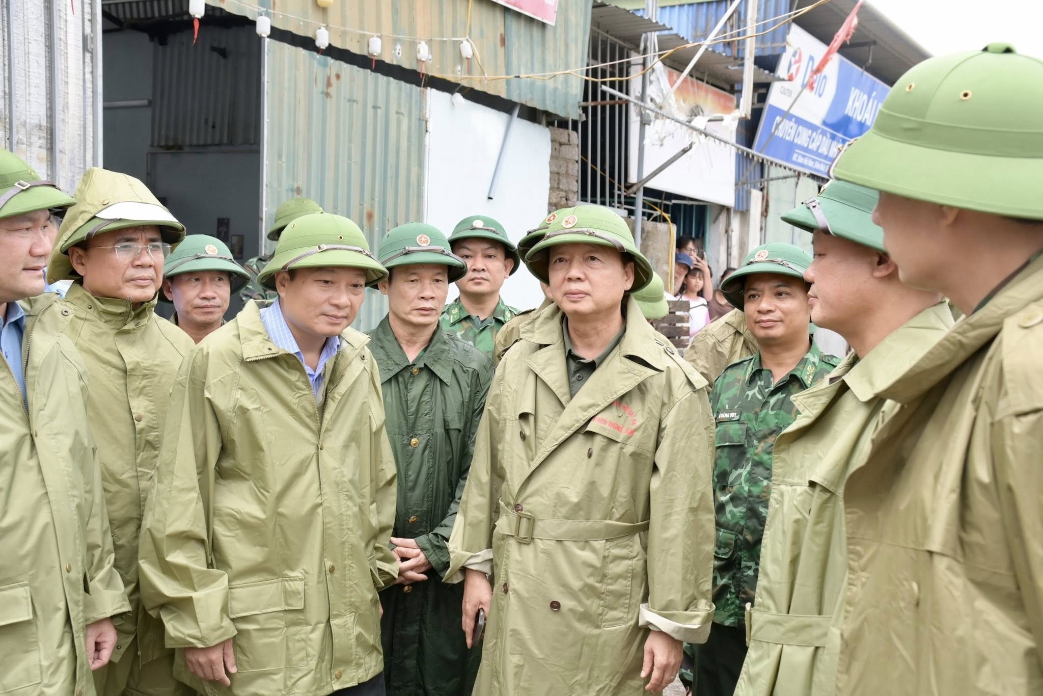 Phó Thủ tướng chính phủ Trần Hồng Hà kiểm tra công tác ứng phó với bão số 10 tại Nghệ An