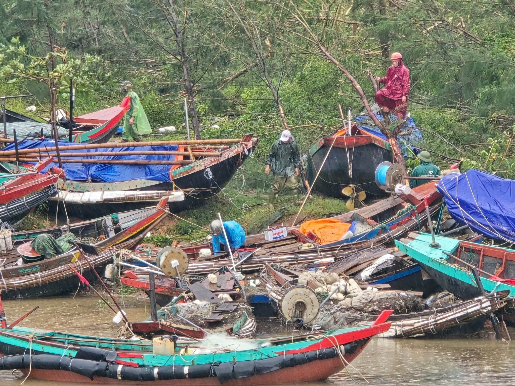 Hà Tĩnh: Ngư dân xót xa vì nhiều tàu thuyền hư hỏng sau bão số 5