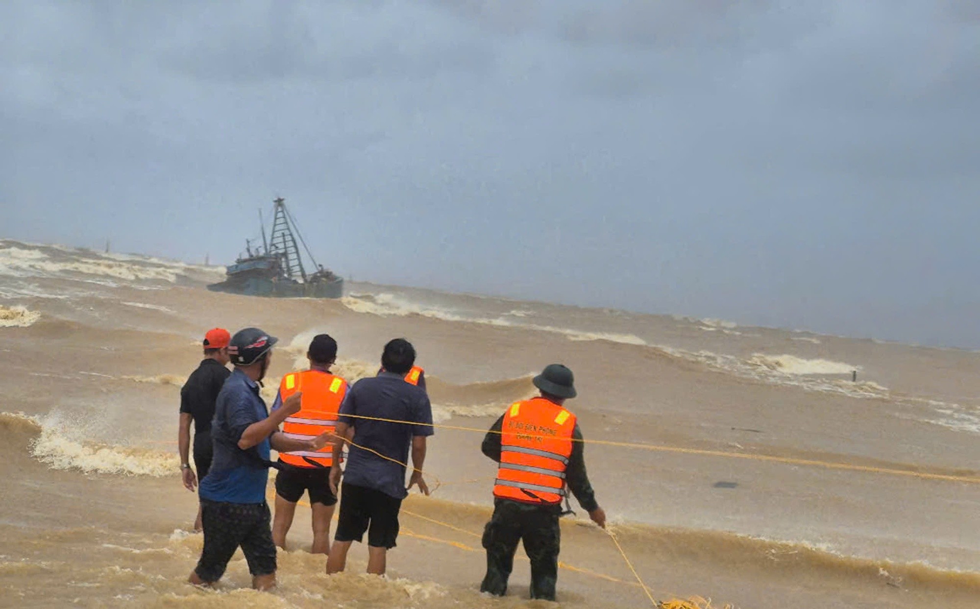 Quảng Trị: Hơn 100 người tham gia cứu hộ 2 tàu cá gặp nạn khi vào bờ tránh bão số 10