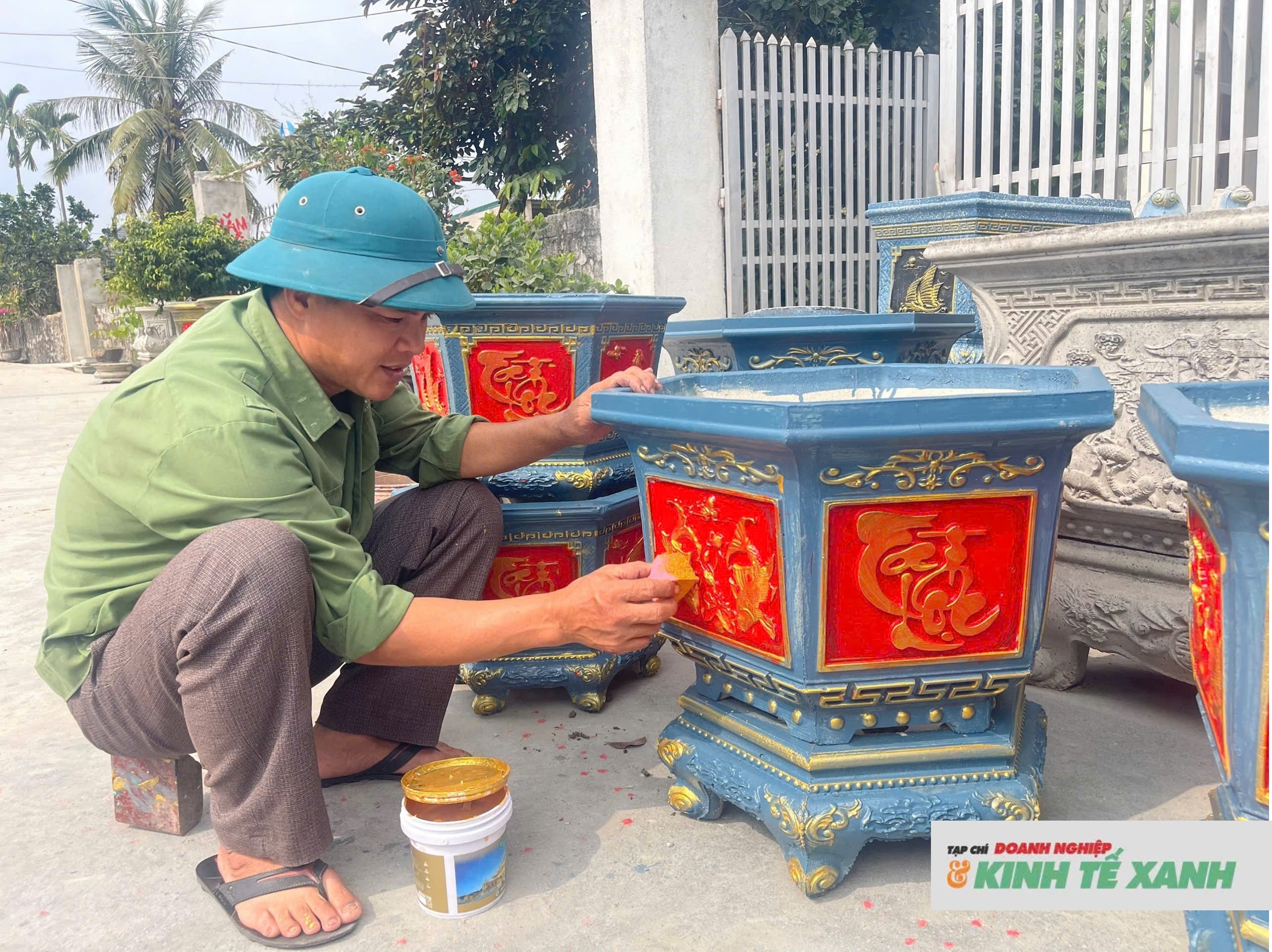 Bỏ việc công nhân về quê đúc chậu cảnh xi măng, vợ chồng ở Nghệ An thu tiền triệu mỗi dịp Tết