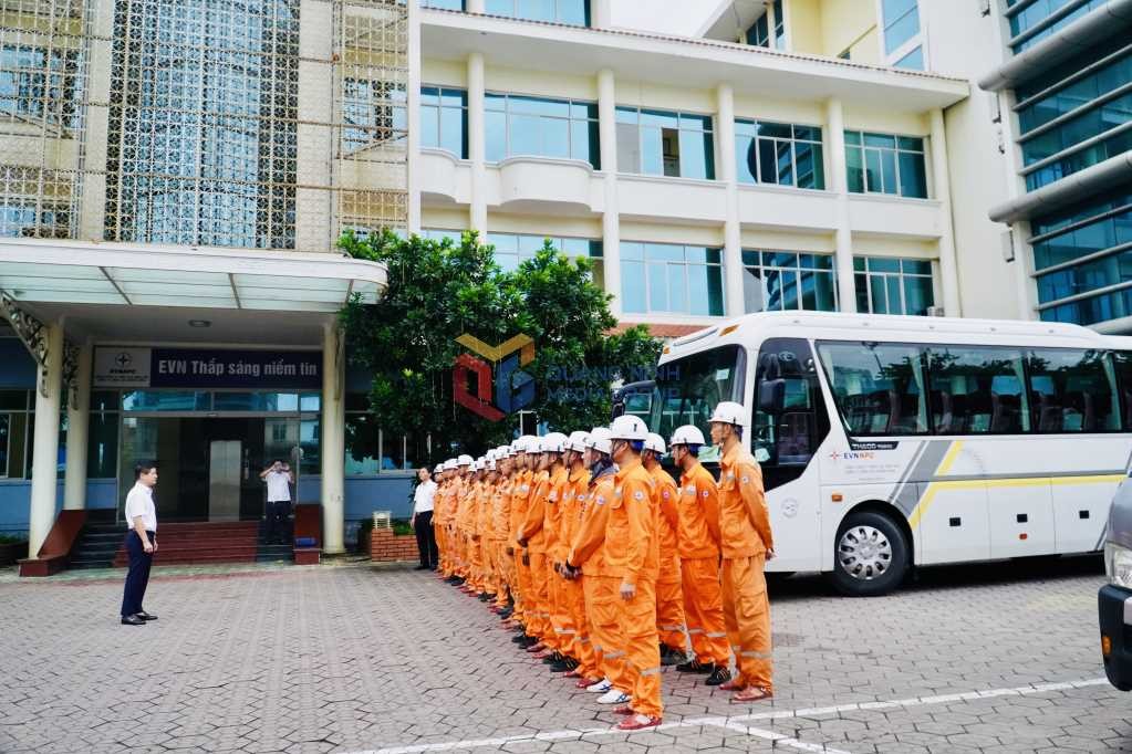 Điện lực Quảng Ninh hỗ trợ tỉnh Hà Tĩnh khắc phục lưới điện sau bão